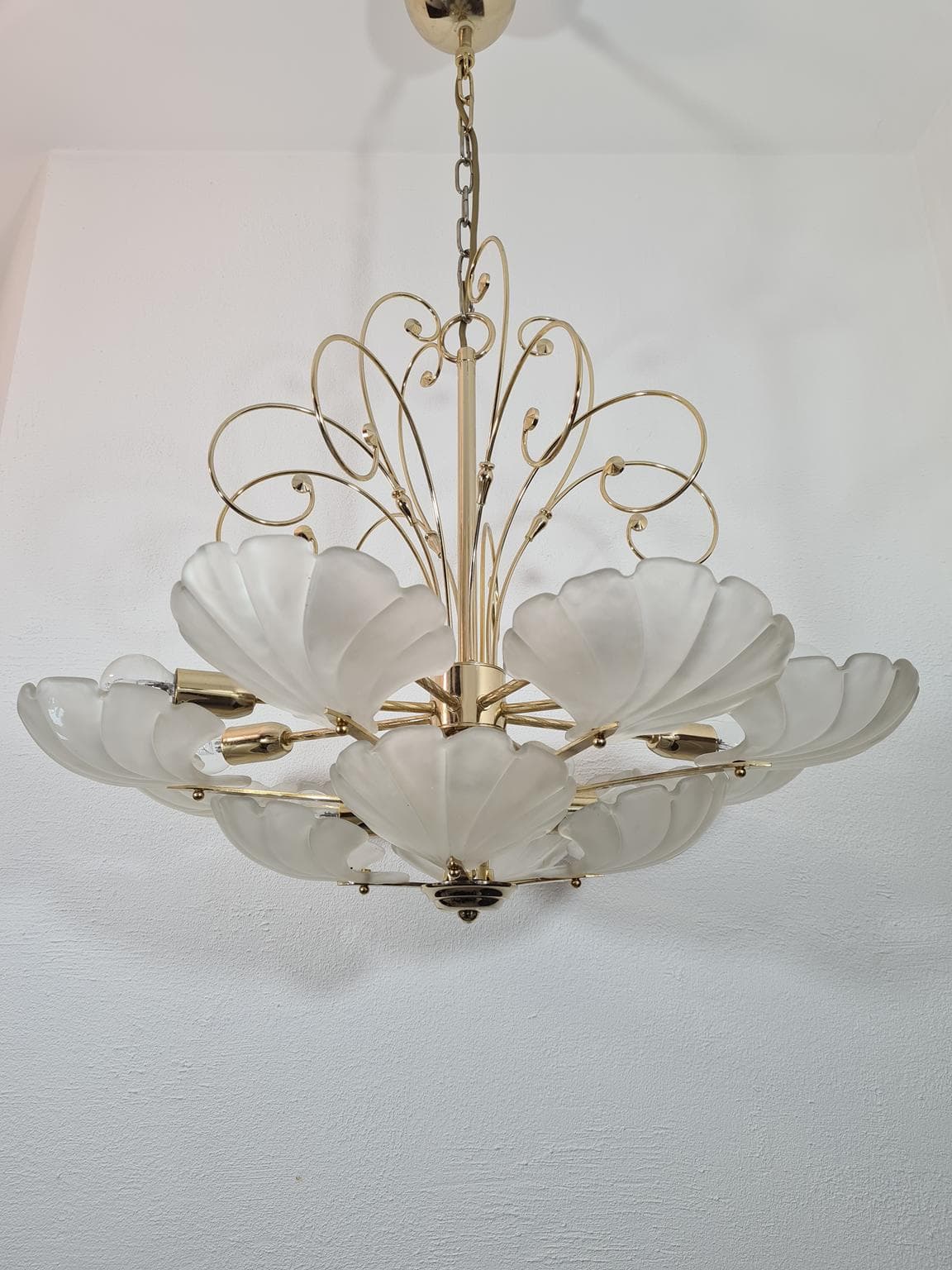 Żyrandol, mosiądz polerowany, szkło matowe białe, Deknudt, Belgia, lata 70. - 228661