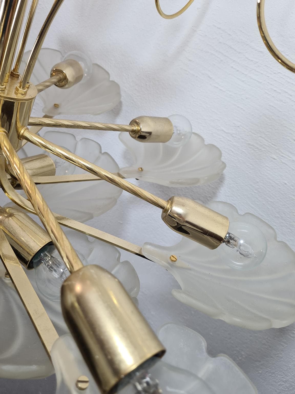 Żyrandol, mosiądz polerowany, szkło matowe białe, Deknudt, Belgia, lata 70. - 228665