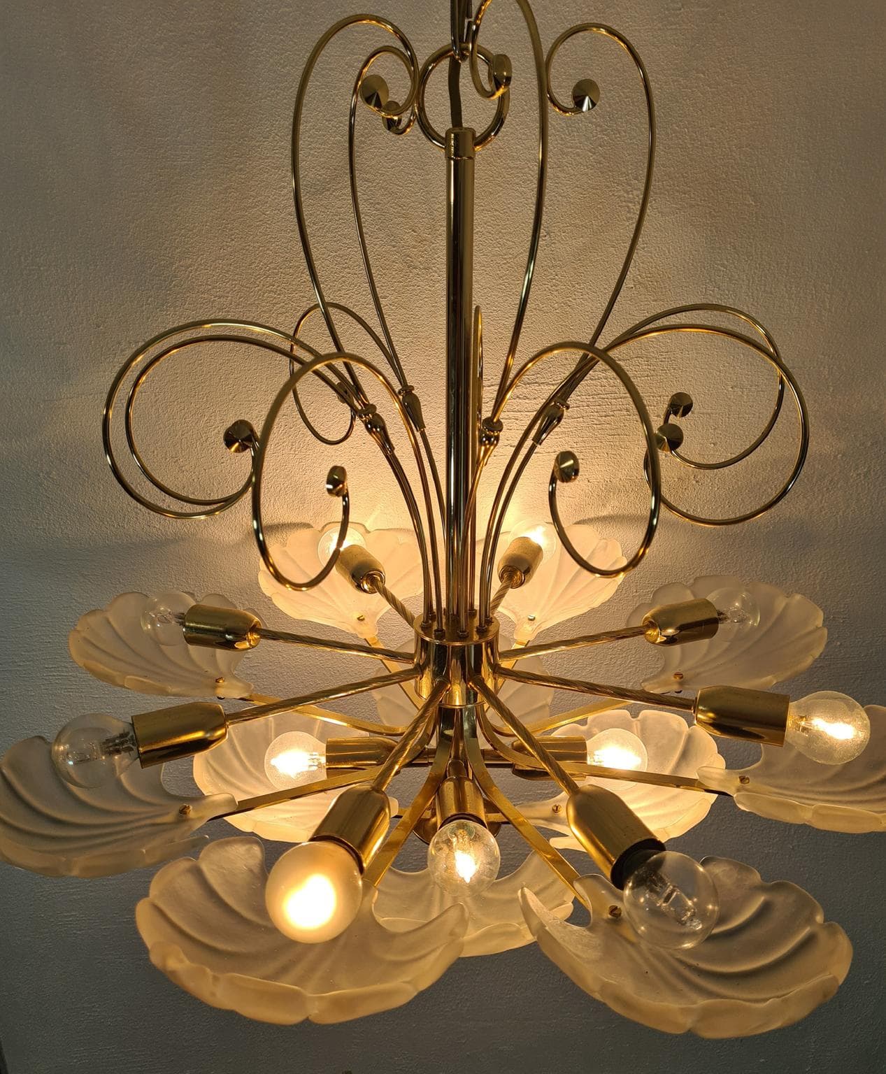 Żyrandol, mosiądz polerowany, szkło matowe białe, Deknudt, Belgia, lata 70. - 228672