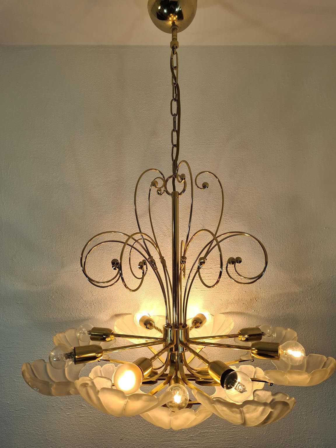 Żyrandol, mosiądz polerowany, szkło matowe białe, Deknudt, Belgia, lata 70. - 228669