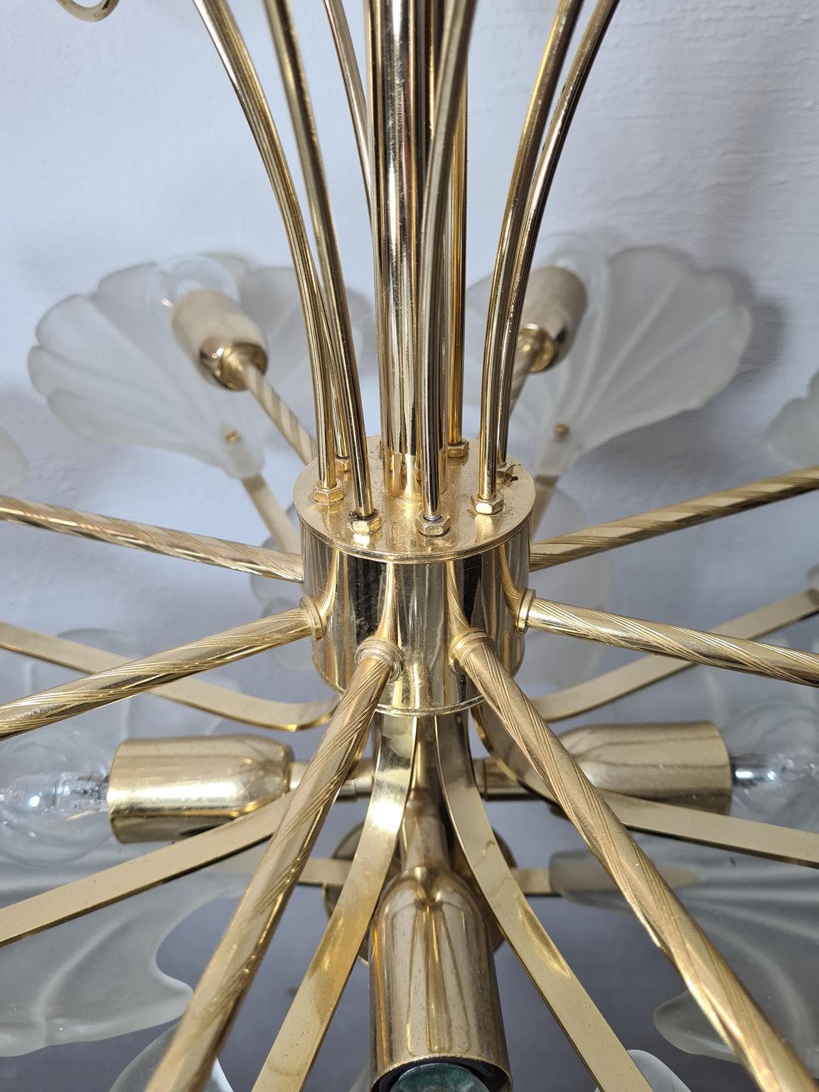 Żyrandol, mosiądz polerowany, szkło matowe białe, Deknudt, Belgia, lata 70. - 228666