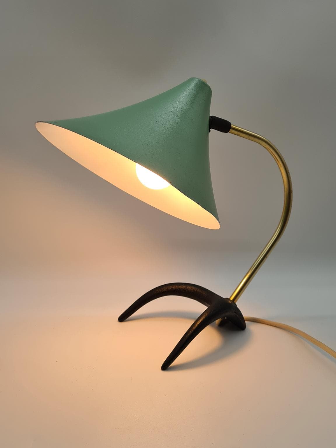 Lampka biurkowa Golf, aluminium miętowy, mosiądz złoty, żeliwo czarne, proj. L. Kalff, Philips, Holandia, lata 50. - 228693