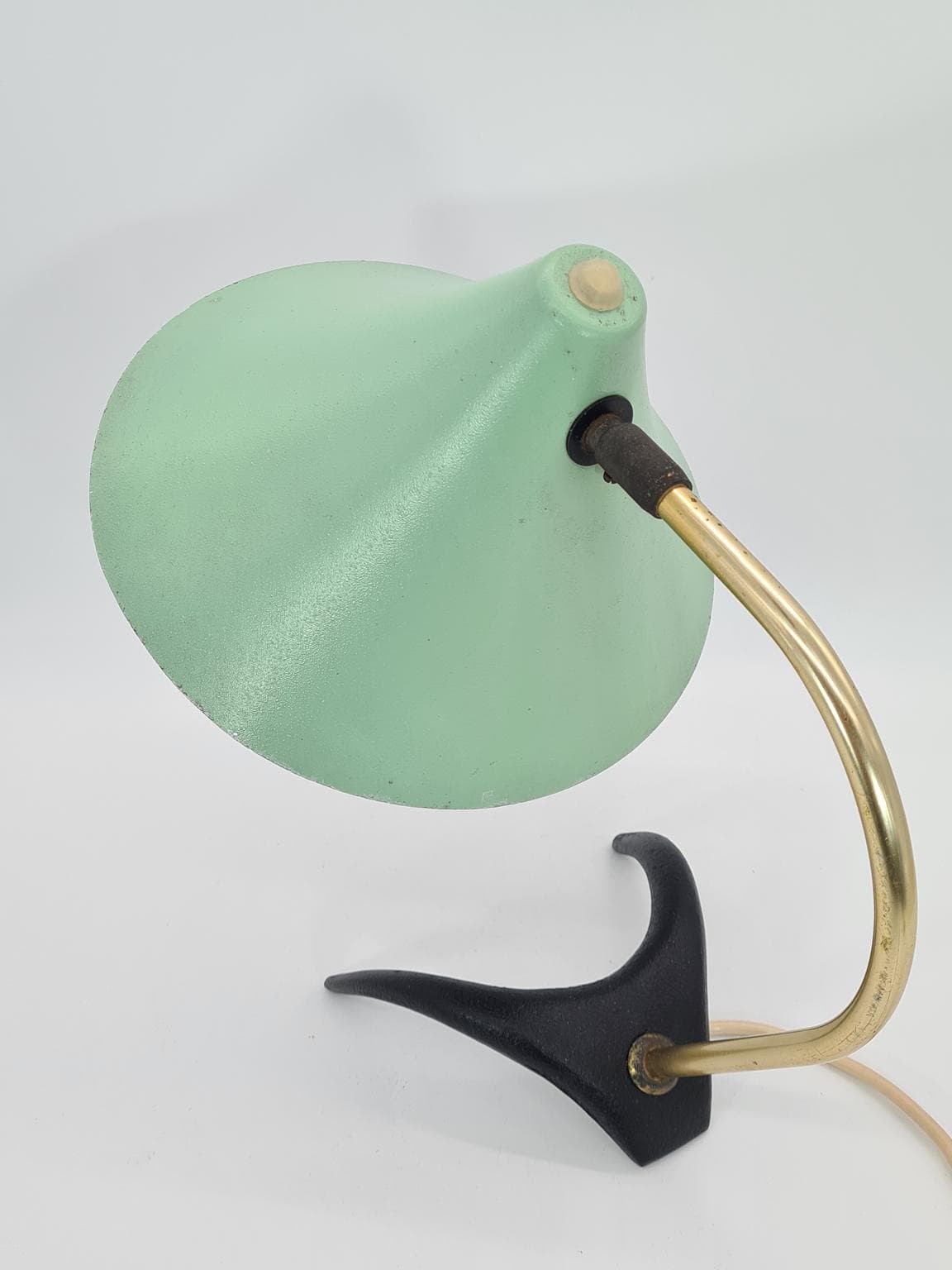 Lampka biurkowa Golf, aluminium miętowy, mosiądz złoty, żeliwo czarne, proj. L. Kalff, Philips, Holandia, lata 50. - 228691