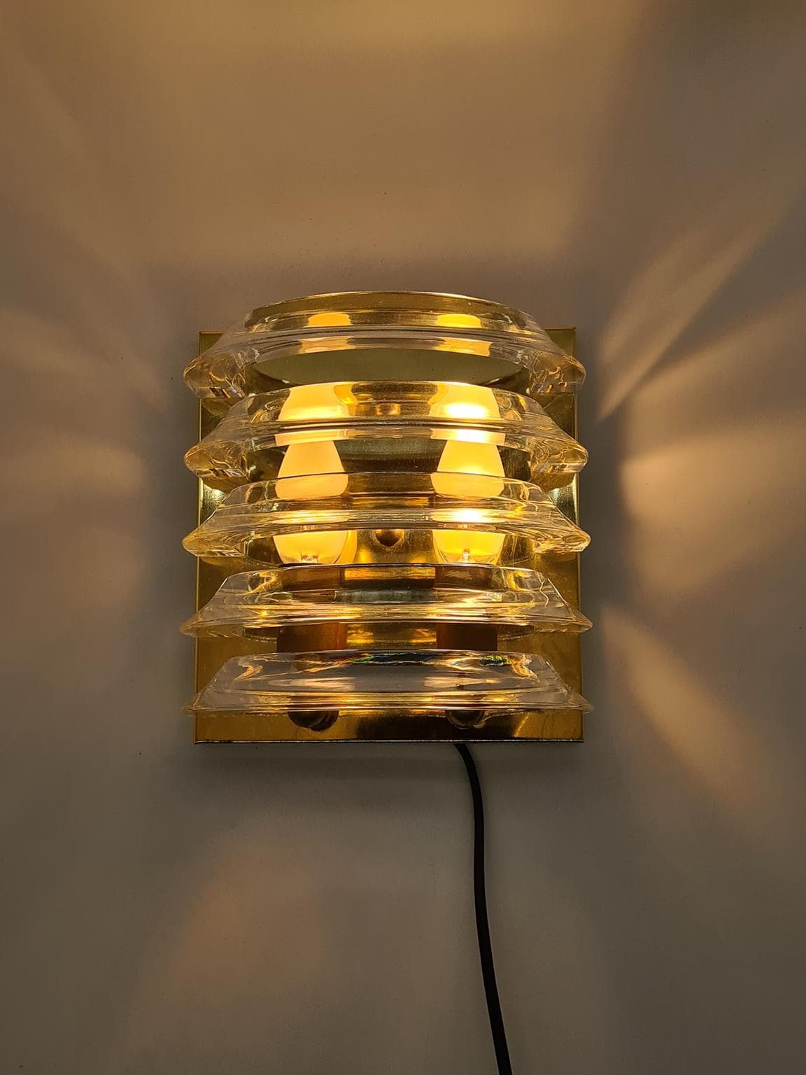 Kinkiet Prometeusz, mosiądz złoty, akryl transparentny, Prometeusz, Polska, lata 80. - 228723