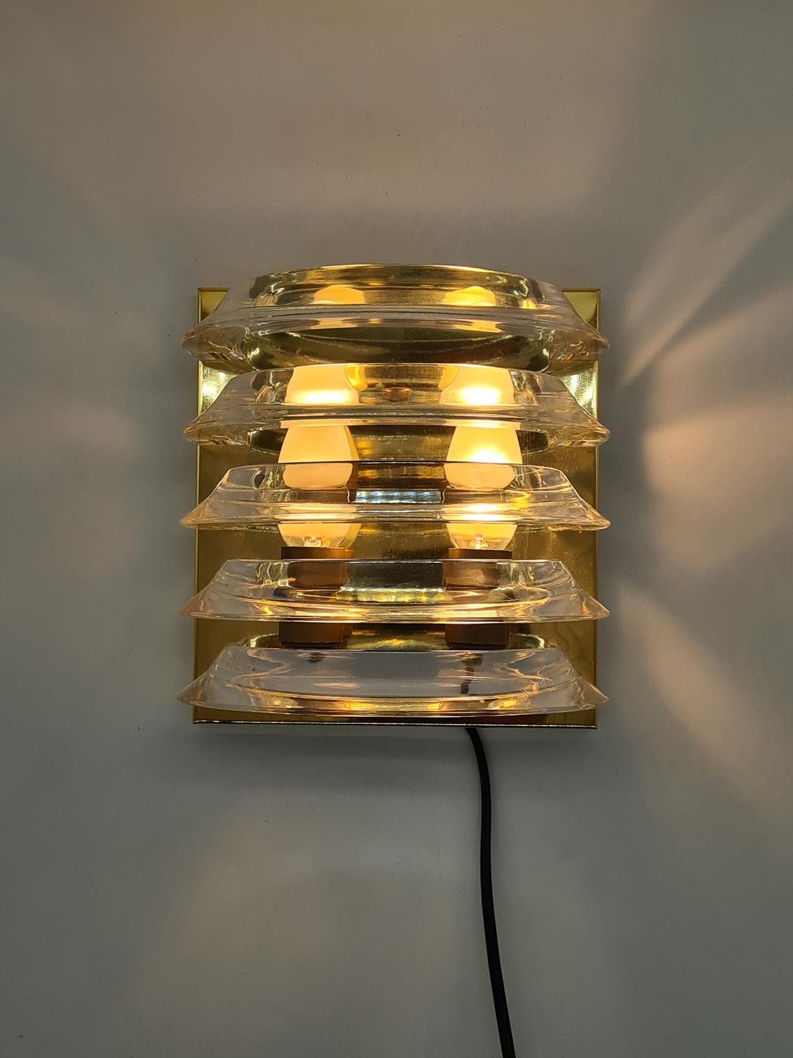 Kinkiet Prometeusz, mosiądz złoty, akryl transparentny, Prometeusz, Polska, lata 80. - 228724