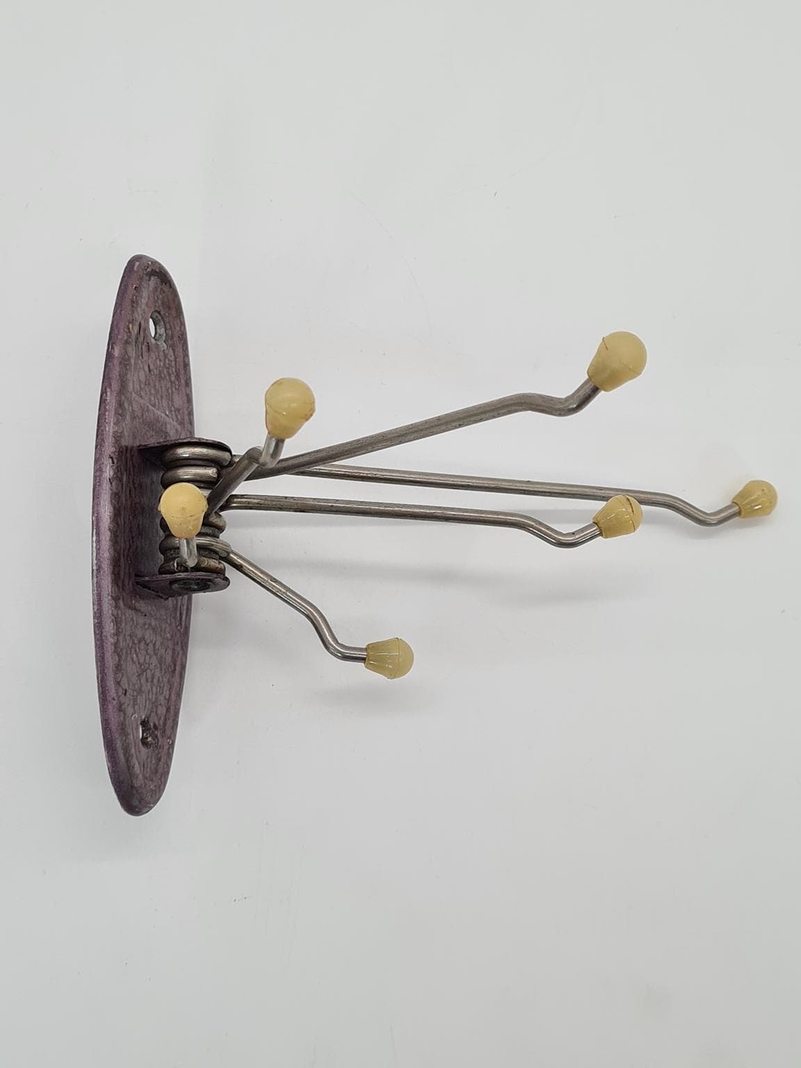 Wieszak ścienny, fioletowy, metal, lata 60. - 228786