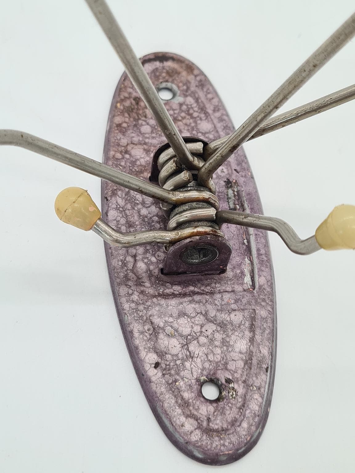 Wieszak ścienny, fioletowy, metal, lata 60. - 228788