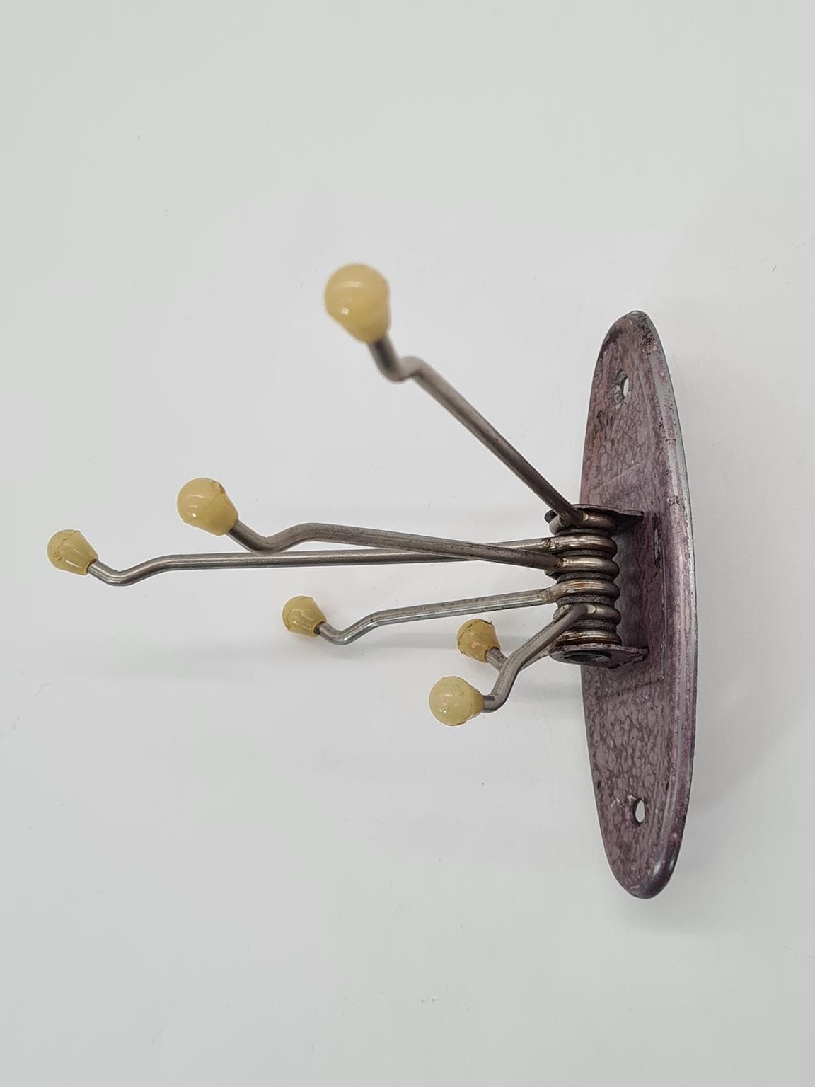 Wieszak ścienny, fioletowy, metal, lata 60. - 228785