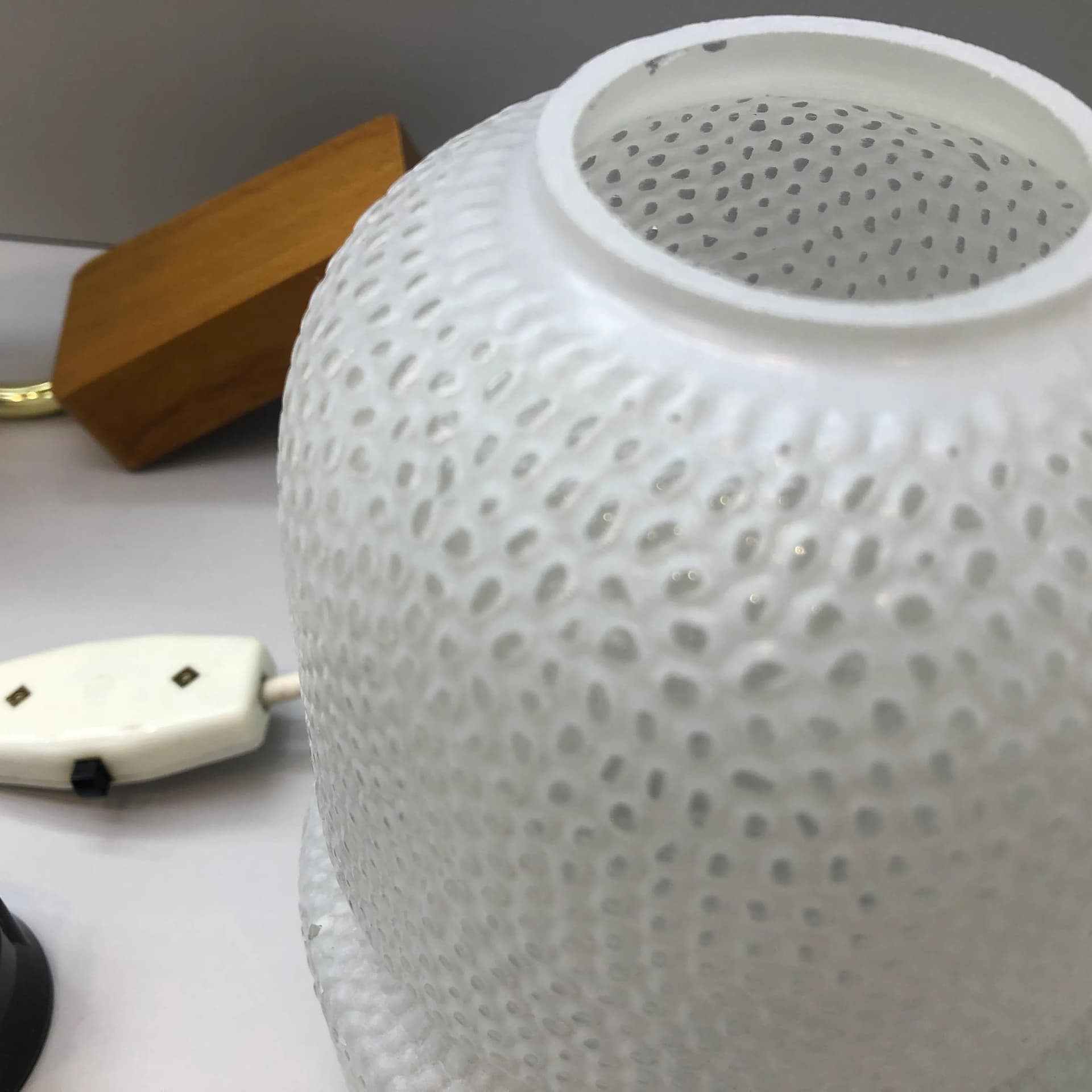 Kinkiet, szkło białe, buk, stal złocona, AKA Electric, Niemcy, lata 70. - 16827