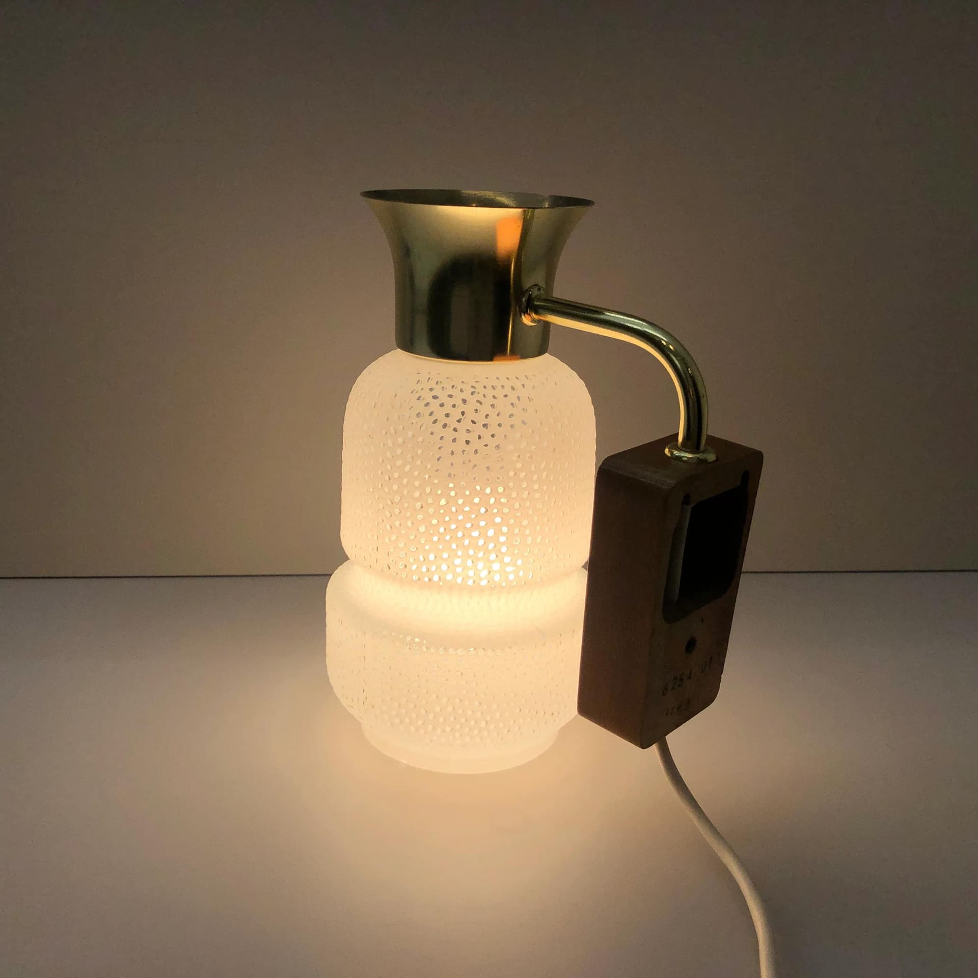 Kinkiet, szkło białe, buk, stal złocona, AKA Electric, Niemcy, lata 70. - 16825