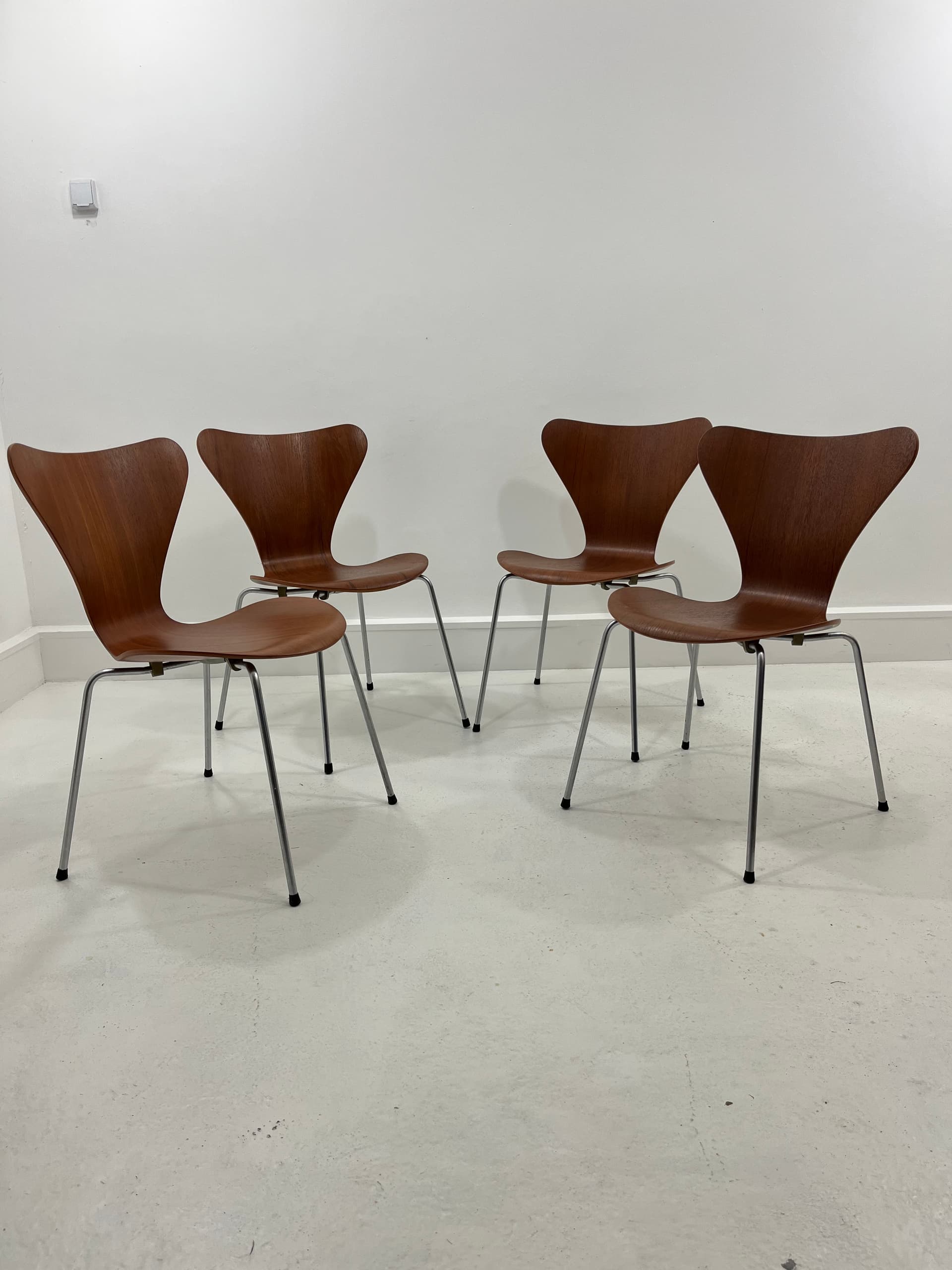 Komplet czterech krzeseł 3107, fornir tekowy brązowy, stal chromowana, proj. A. Jacobsen, Dania, lata 60. - 229795