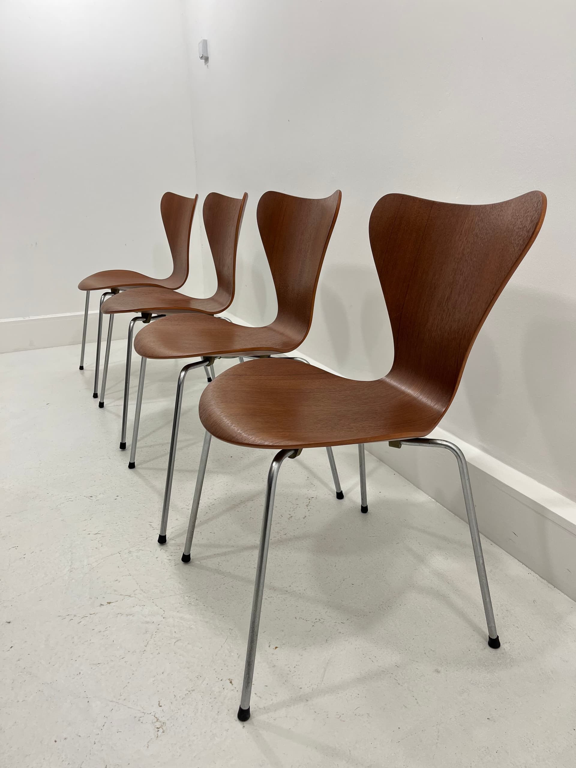 Komplet czterech krzeseł 3107, fornir tekowy brązowy, stal chromowana, proj. A. Jacobsen, Dania, lata 60. - 229790