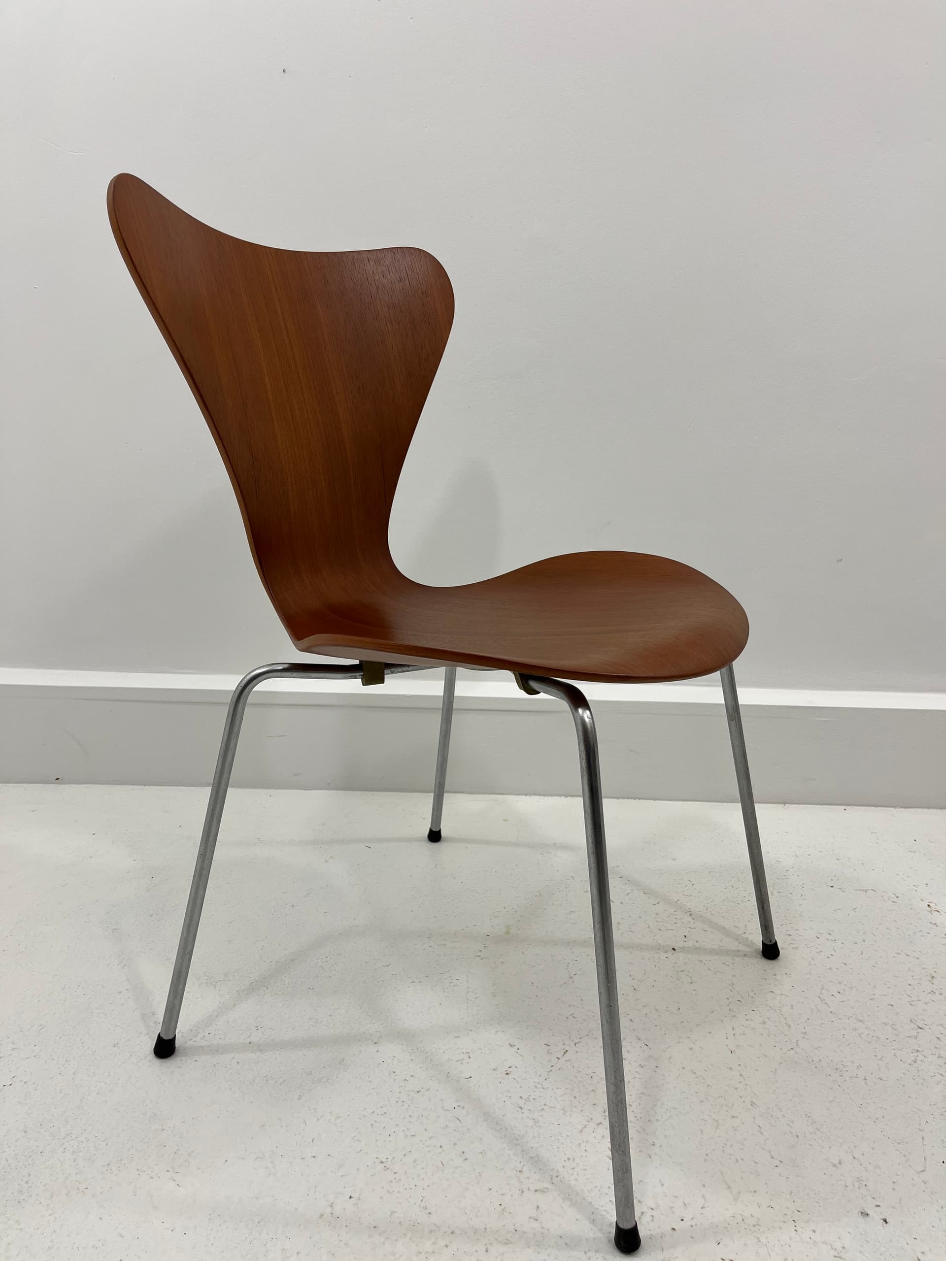 Komplet czterech krzeseł 3107, fornir tekowy brązowy, stal chromowana, proj. A. Jacobsen, Dania, lata 60. - 229797