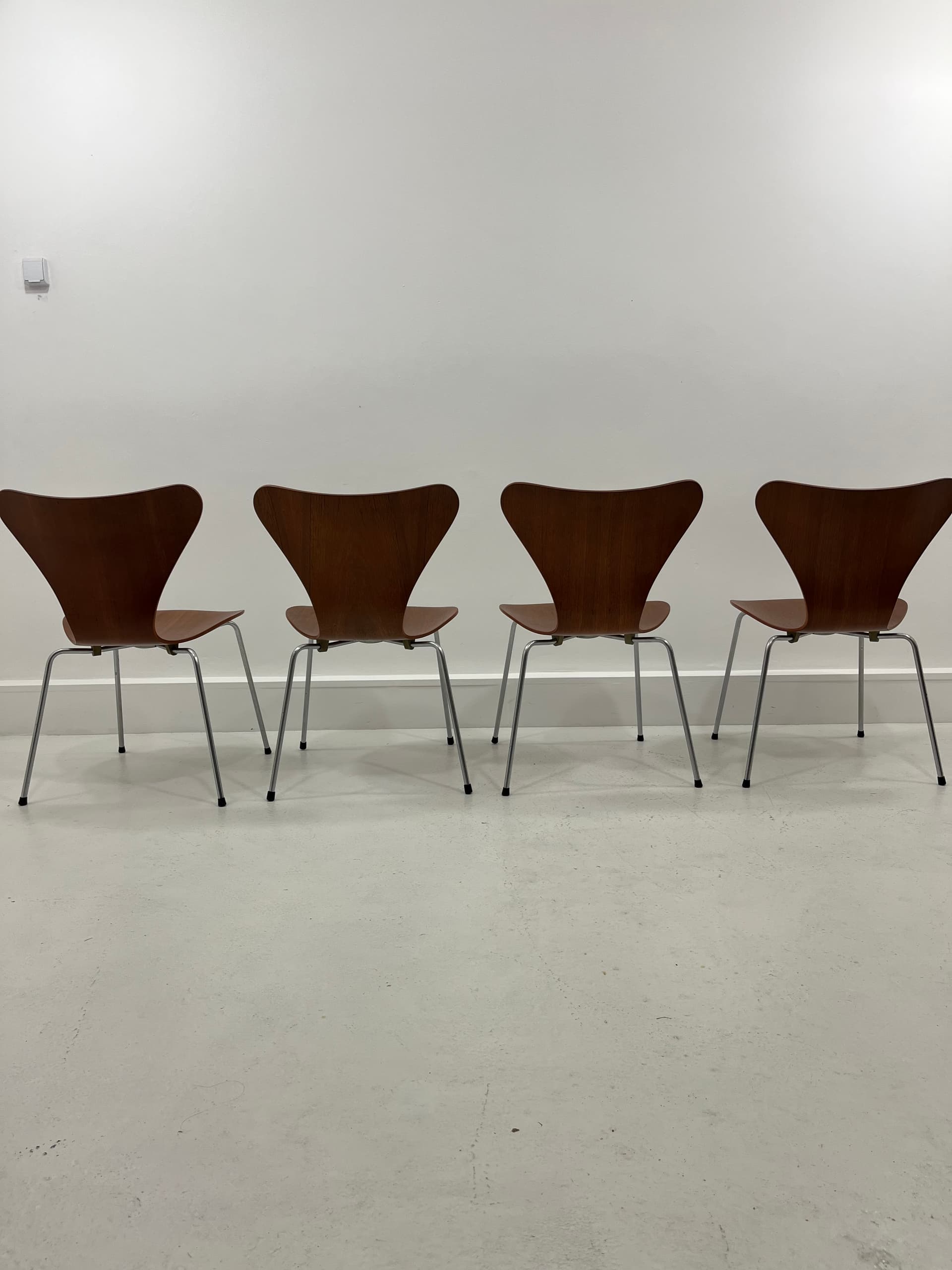 Komplet czterech krzeseł 3107, fornir tekowy brązowy, stal chromowana, proj. A. Jacobsen, Dania, lata 60. - 229793