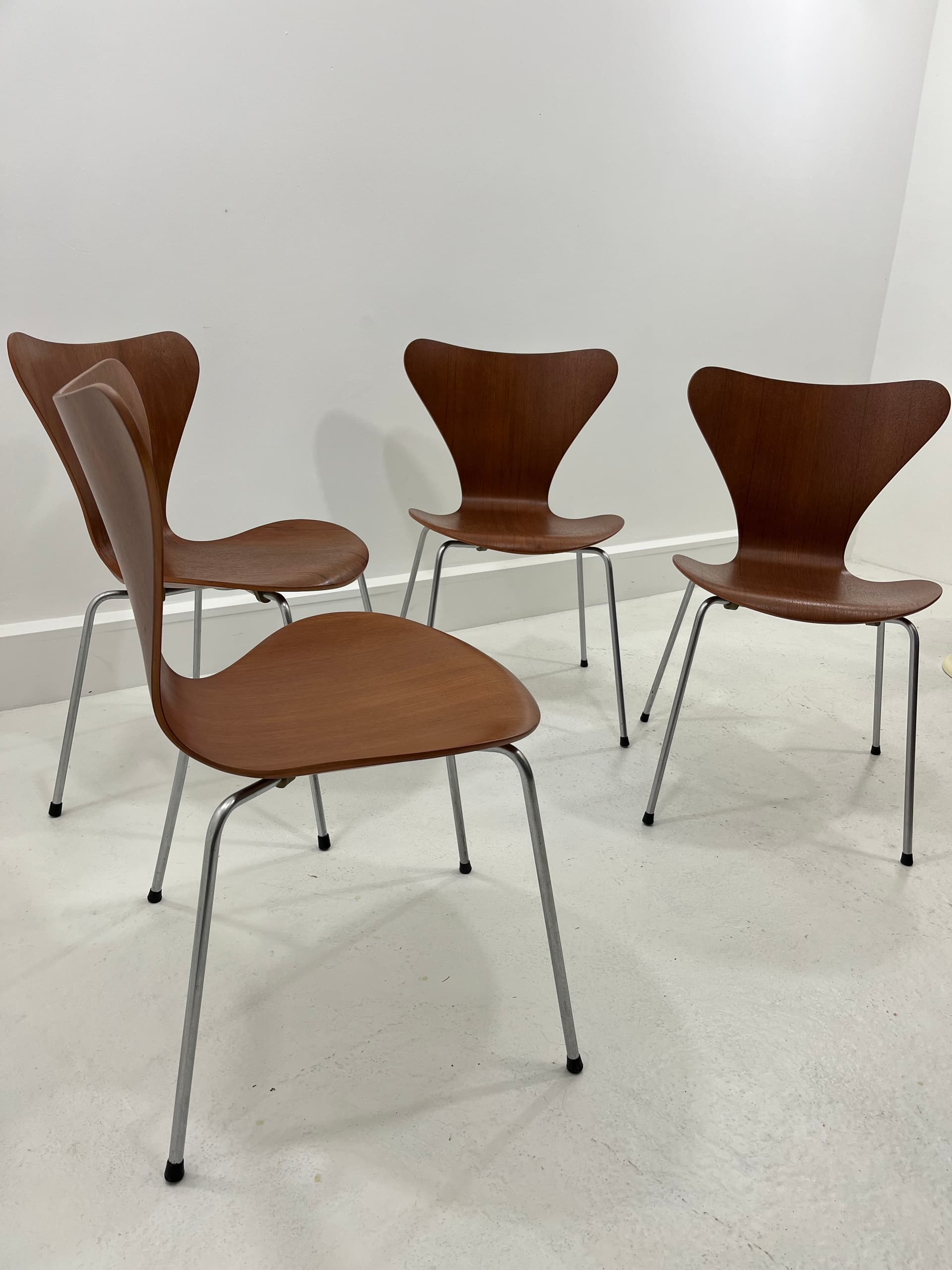 Komplet czterech krzeseł 3107, fornir tekowy brązowy, stal chromowana, proj. A. Jacobsen, Dania, lata 60. - 229789