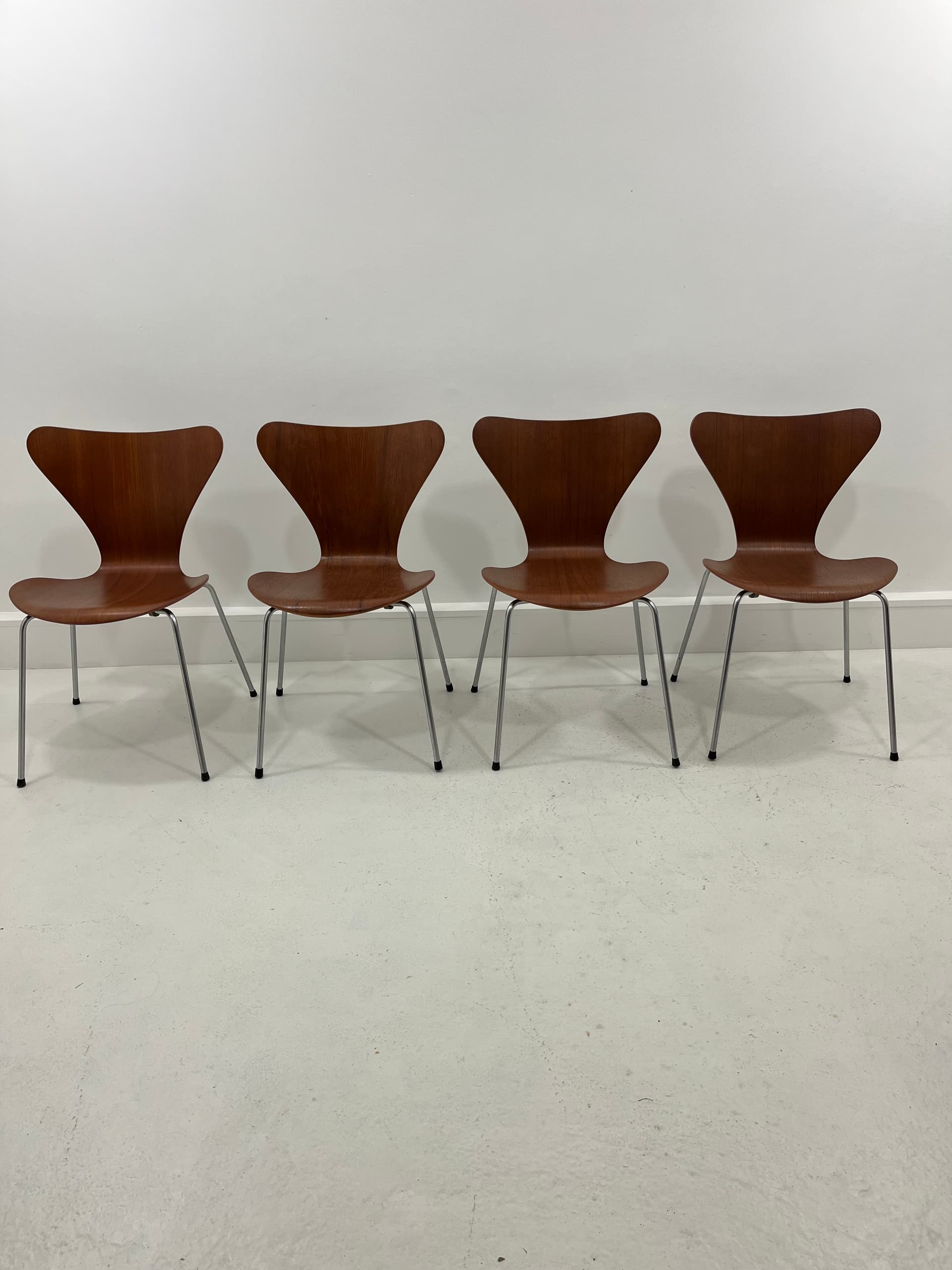 Komplet czterech krzeseł 3107, fornir tekowy brązowy, stal chromowana, proj. A. Jacobsen, Dania, lata 60. - 229796