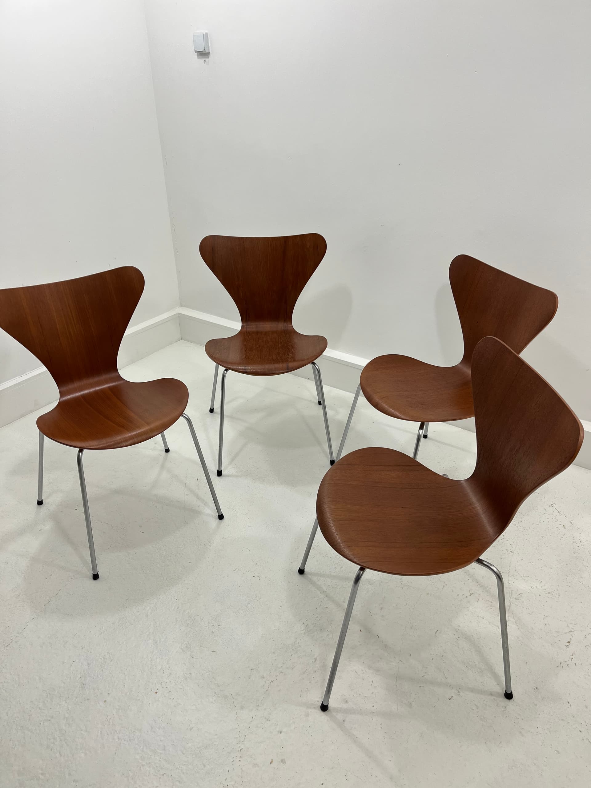 Komplet czterech krzeseł 3107, fornir tekowy brązowy, stal chromowana, proj. A. Jacobsen, Dania, lata 60. - 229794