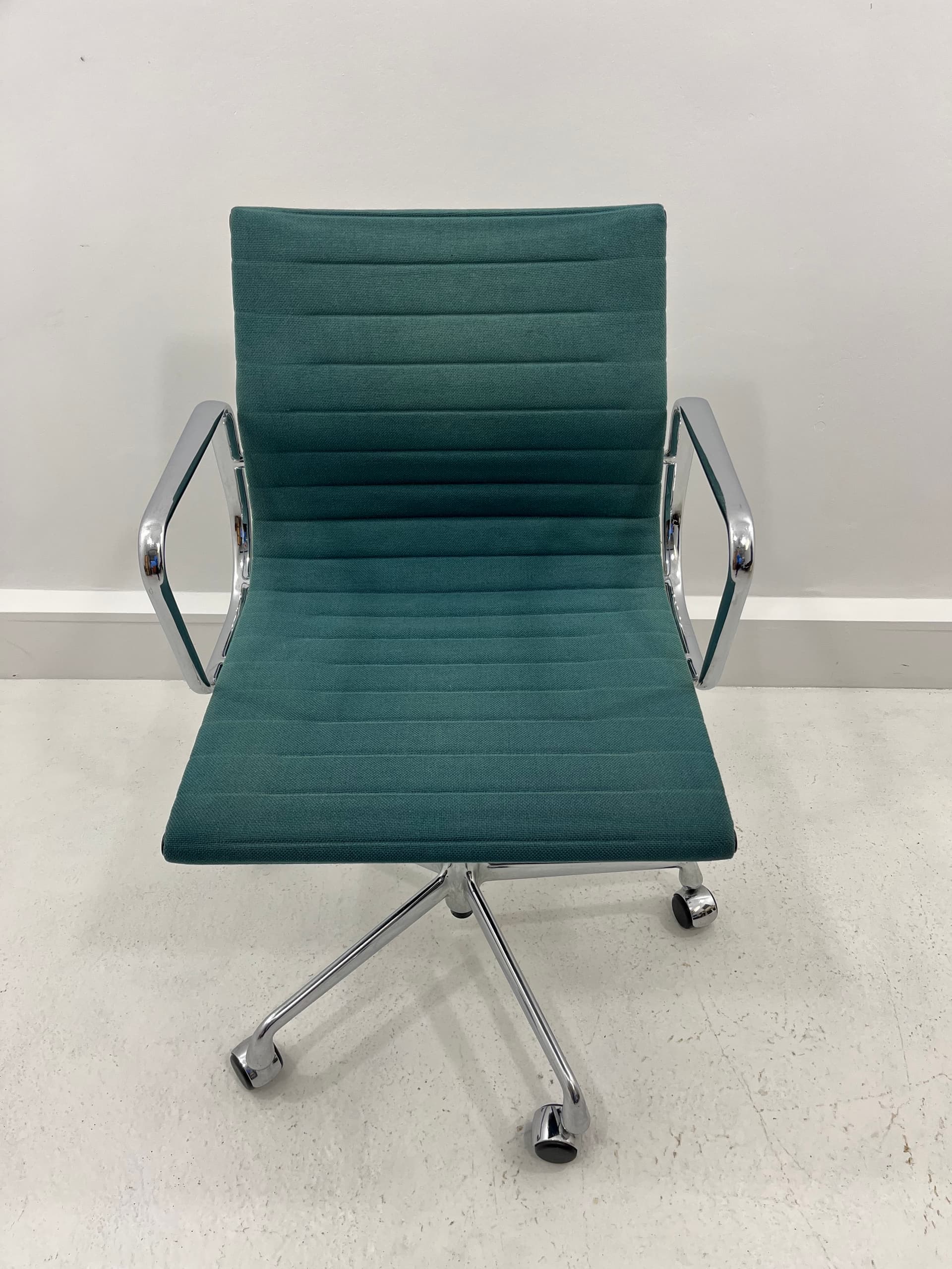 Fotel biurowy EA 117, hopsak zielony, chrom, proj. C. Eames, Vitra, Niemcy, lata 90. - 229807