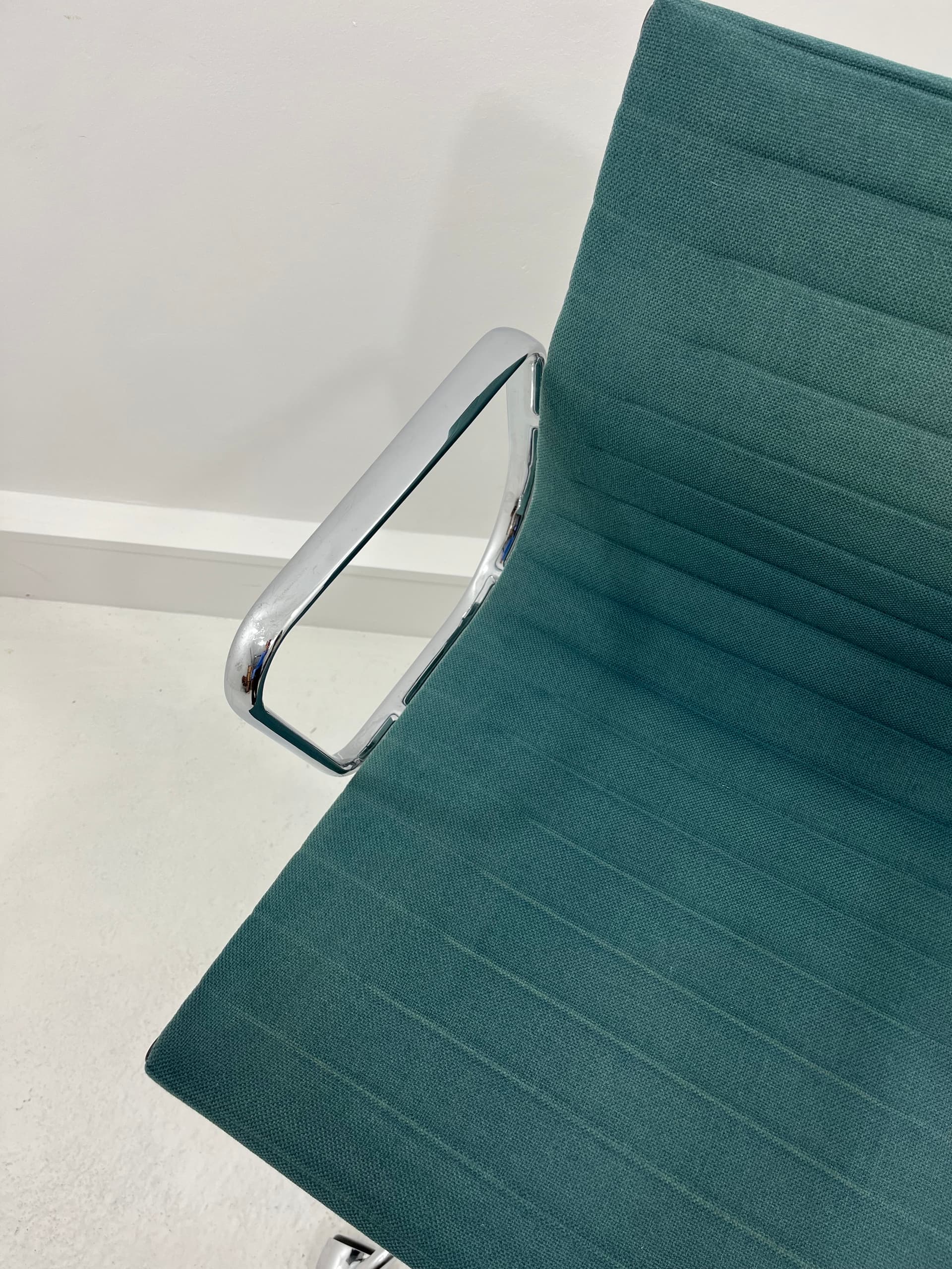 Fotel biurowy EA 117, hopsak zielony, chrom, proj. C. Eames, Vitra, Niemcy, lata 90. - 229806