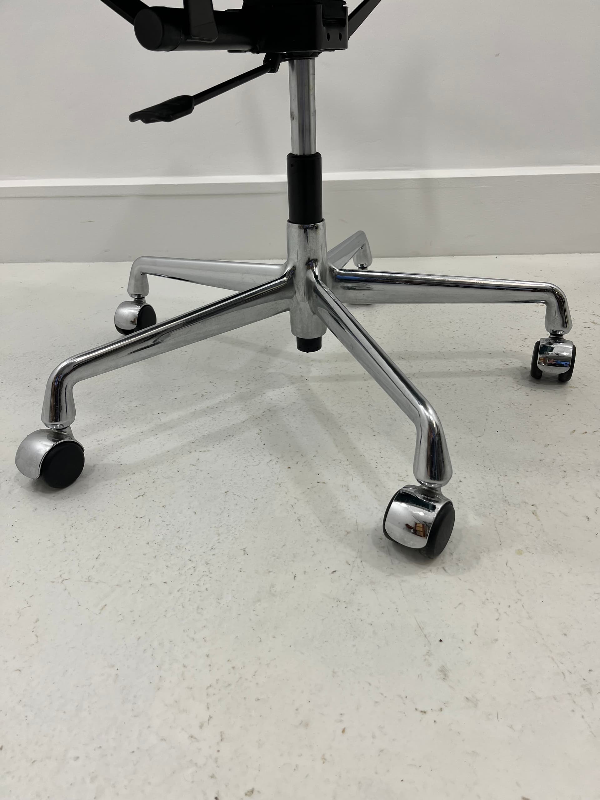 Fotel biurowy EA 117, hopsak zielony, chrom, proj. C. Eames, Vitra, Niemcy, lata 90. - 229804