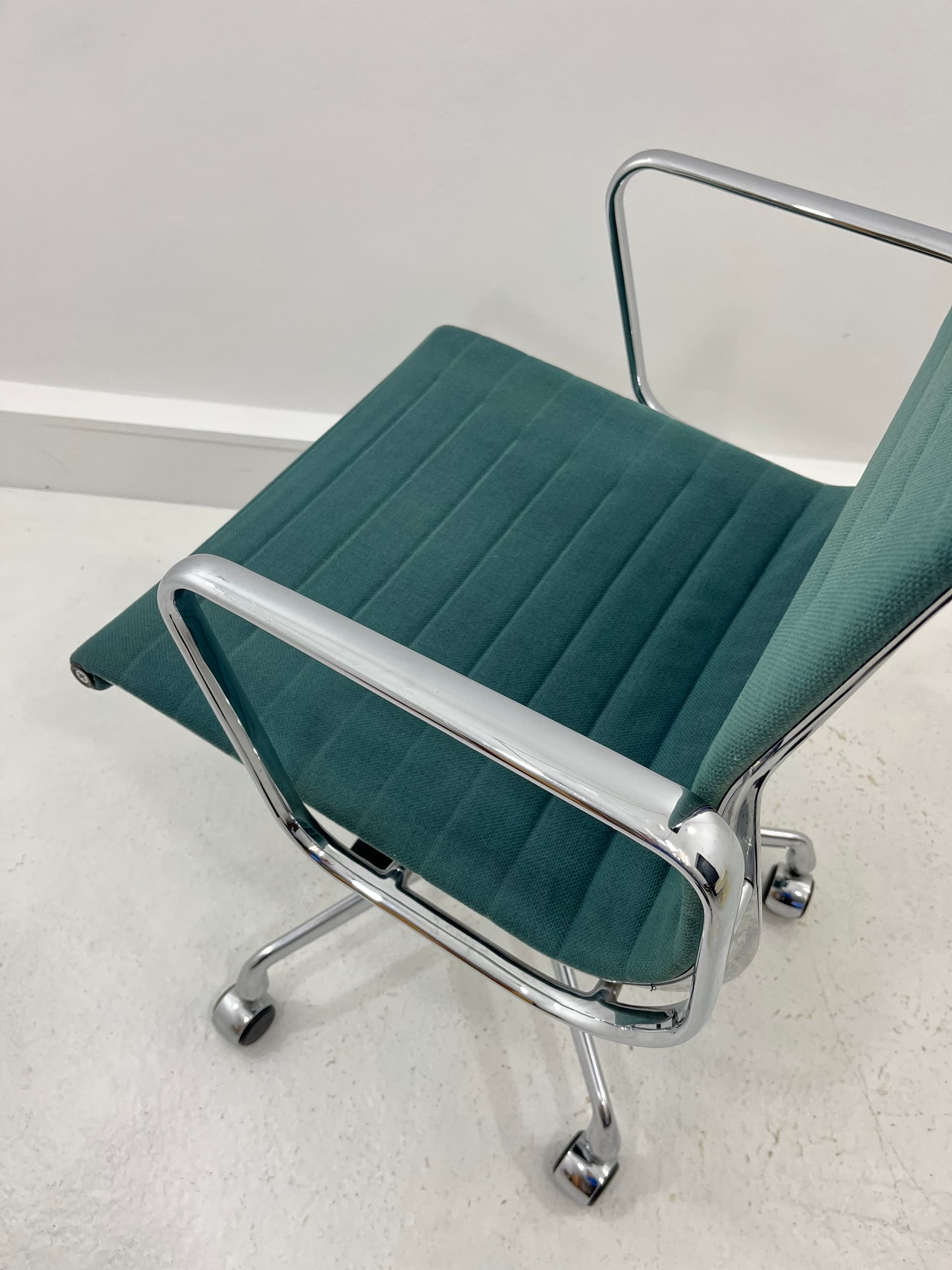 Fotel biurowy EA 117, hopsak zielony, chrom, proj. C. Eames, Vitra, Niemcy, lata 90. - 229805