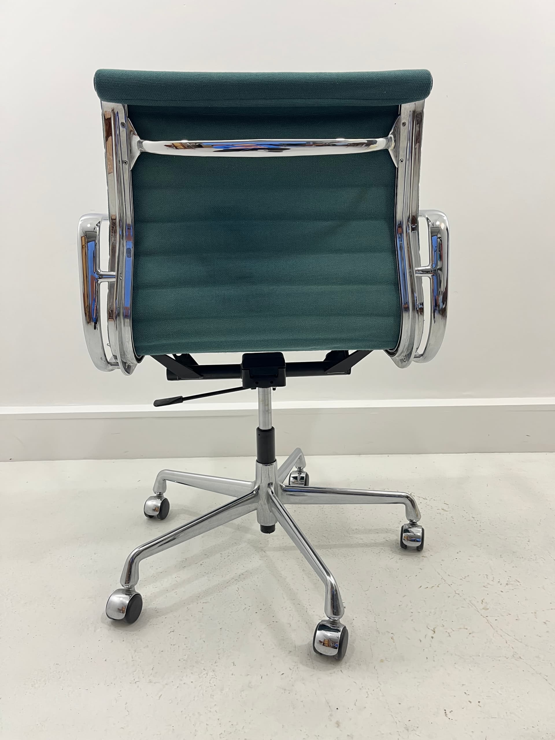 Fotel biurowy EA 117, hopsak zielony, chrom, proj. C. Eames, Vitra, Niemcy, lata 90. - 229800