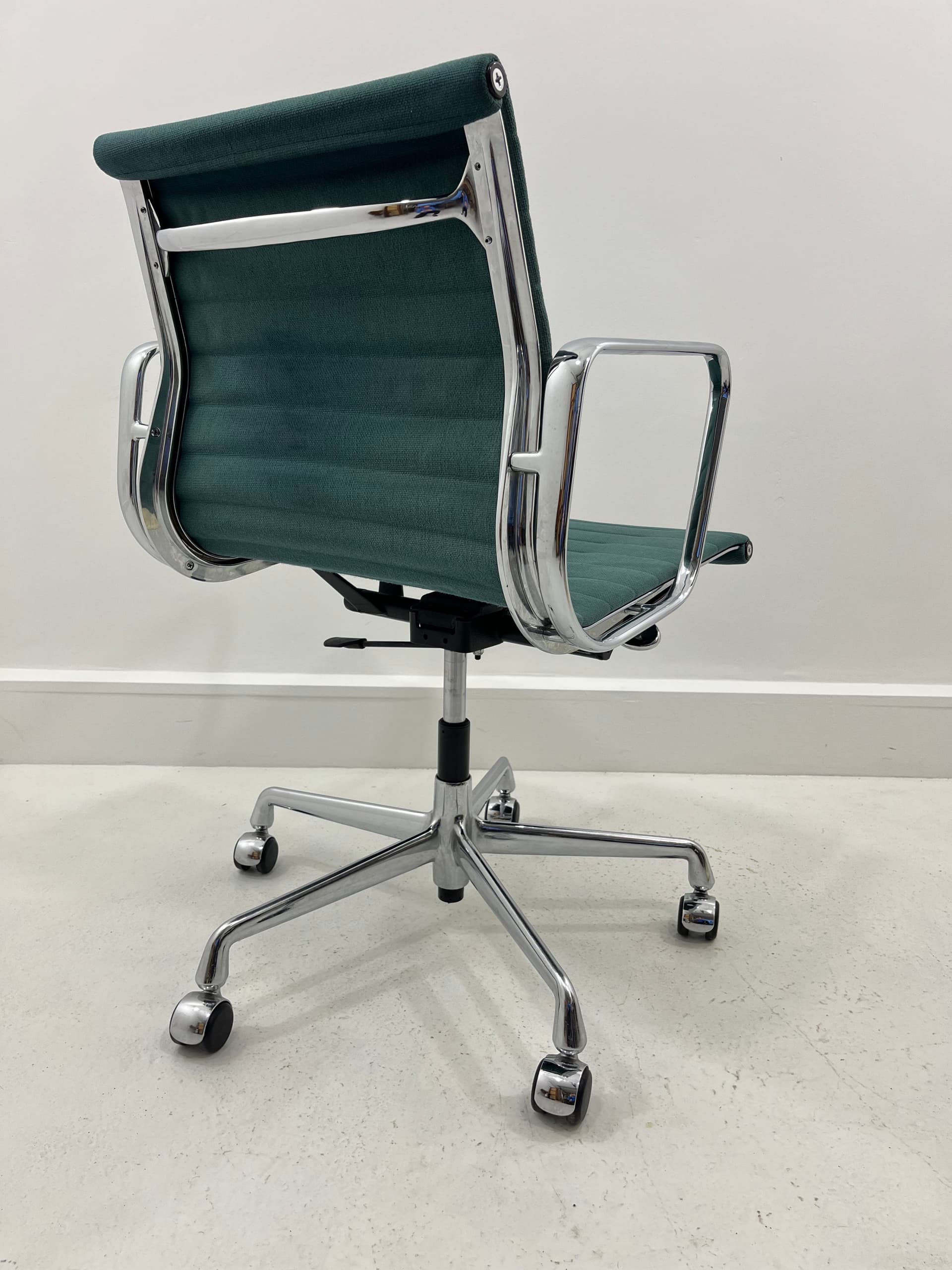 Fotel biurowy EA 117, hopsak zielony, chrom, proj. C. Eames, Vitra, Niemcy, lata 90. - 229802