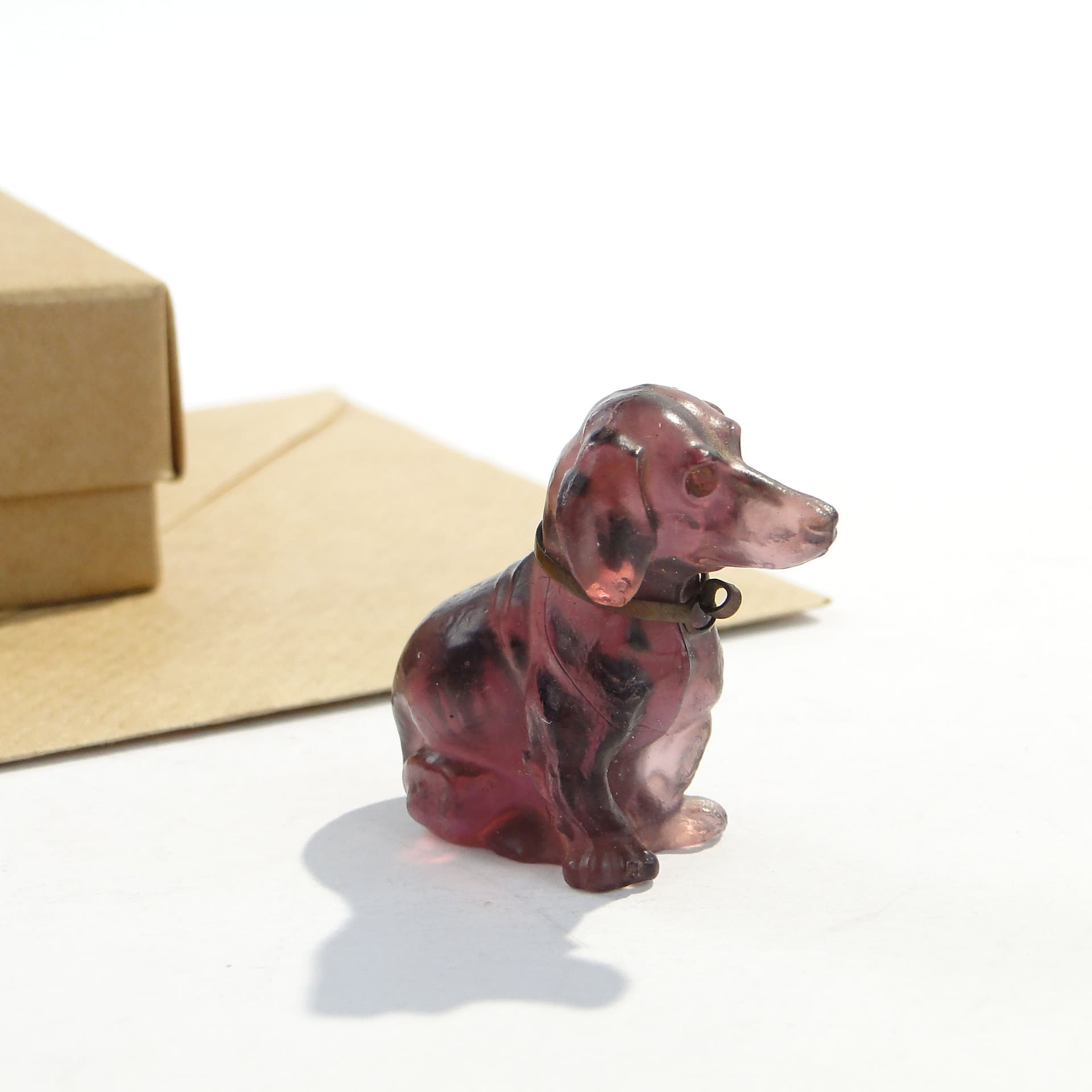 Figurka jamnik, ametyst szkło, Daum, Francja, początek XX w. - 229885