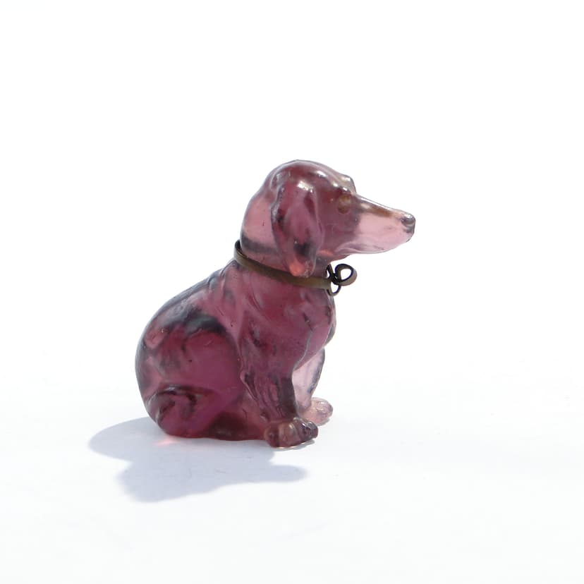 Figurka jamnik, ametyst szkło, Daum, Francja, początek XX w.