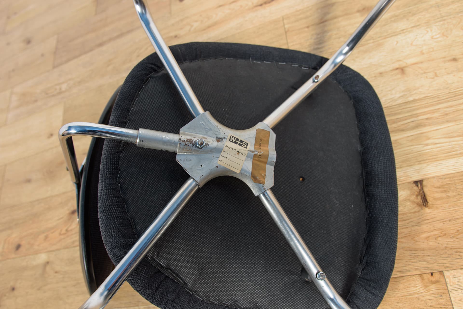 Komplet sześciu krzeseł SE 68, wełna syntetyczna czarna, chrom, proj. E. Eiermann, Wilde+Spieth, Niemcy, lata 60. - 230584