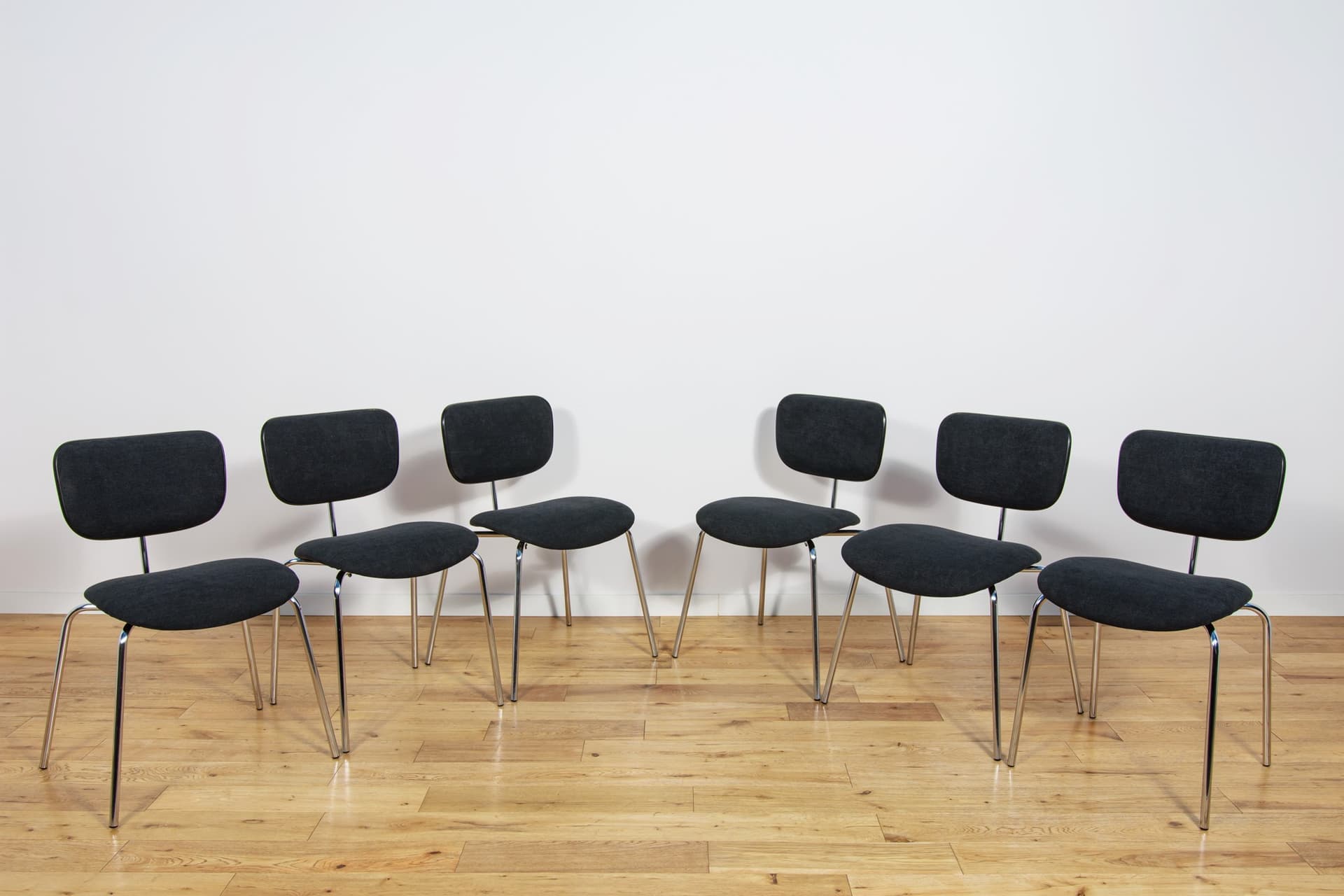 Komplet sześciu krzeseł SE 68, wełna syntetyczna czarna, chrom, proj. E. Eiermann, Wilde+Spieth, Niemcy, lata 60. - 230574
