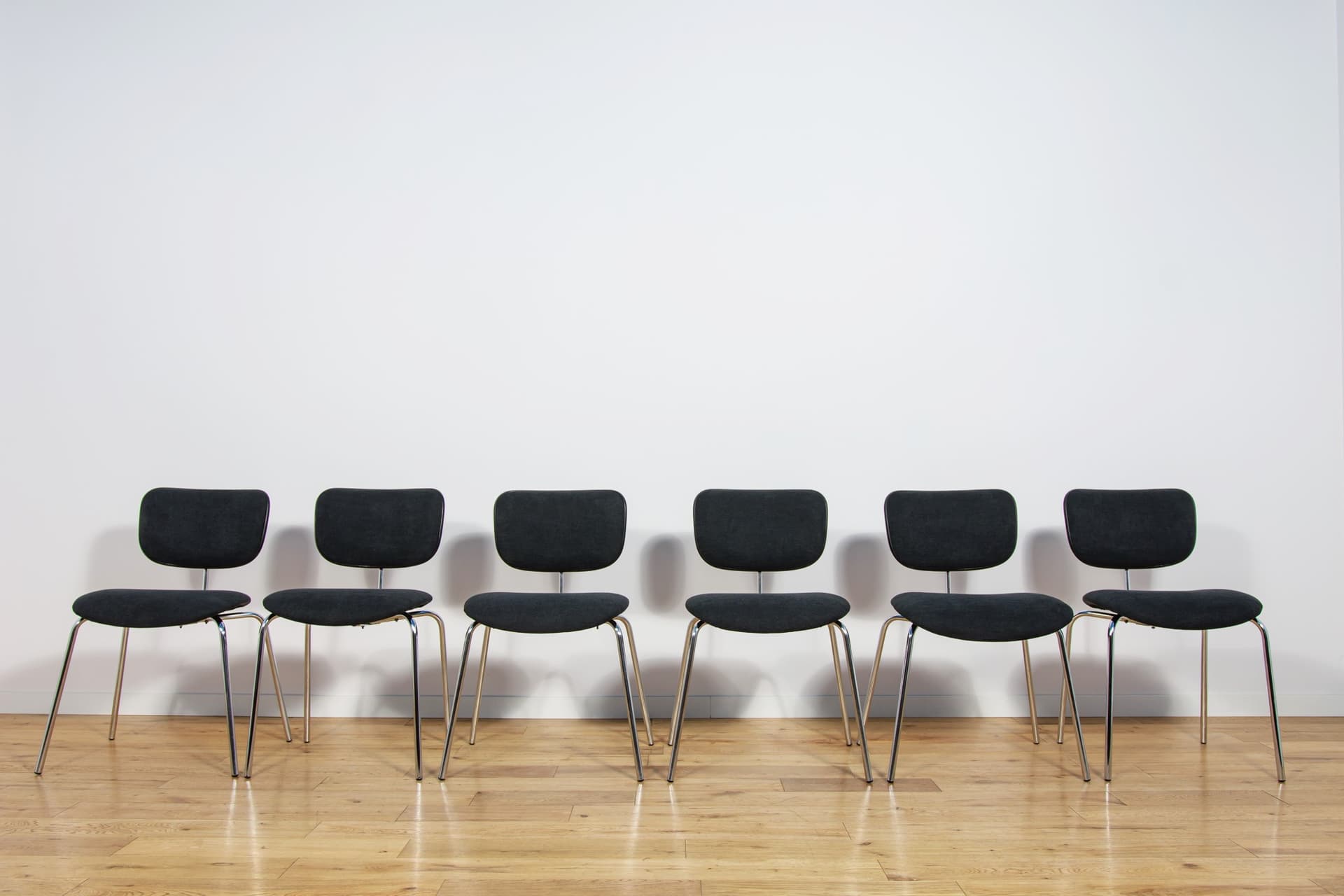 Komplet sześciu krzeseł SE 68, wełna syntetyczna czarna, chrom, proj. E. Eiermann, Wilde+Spieth, Niemcy, lata 60. - 230572