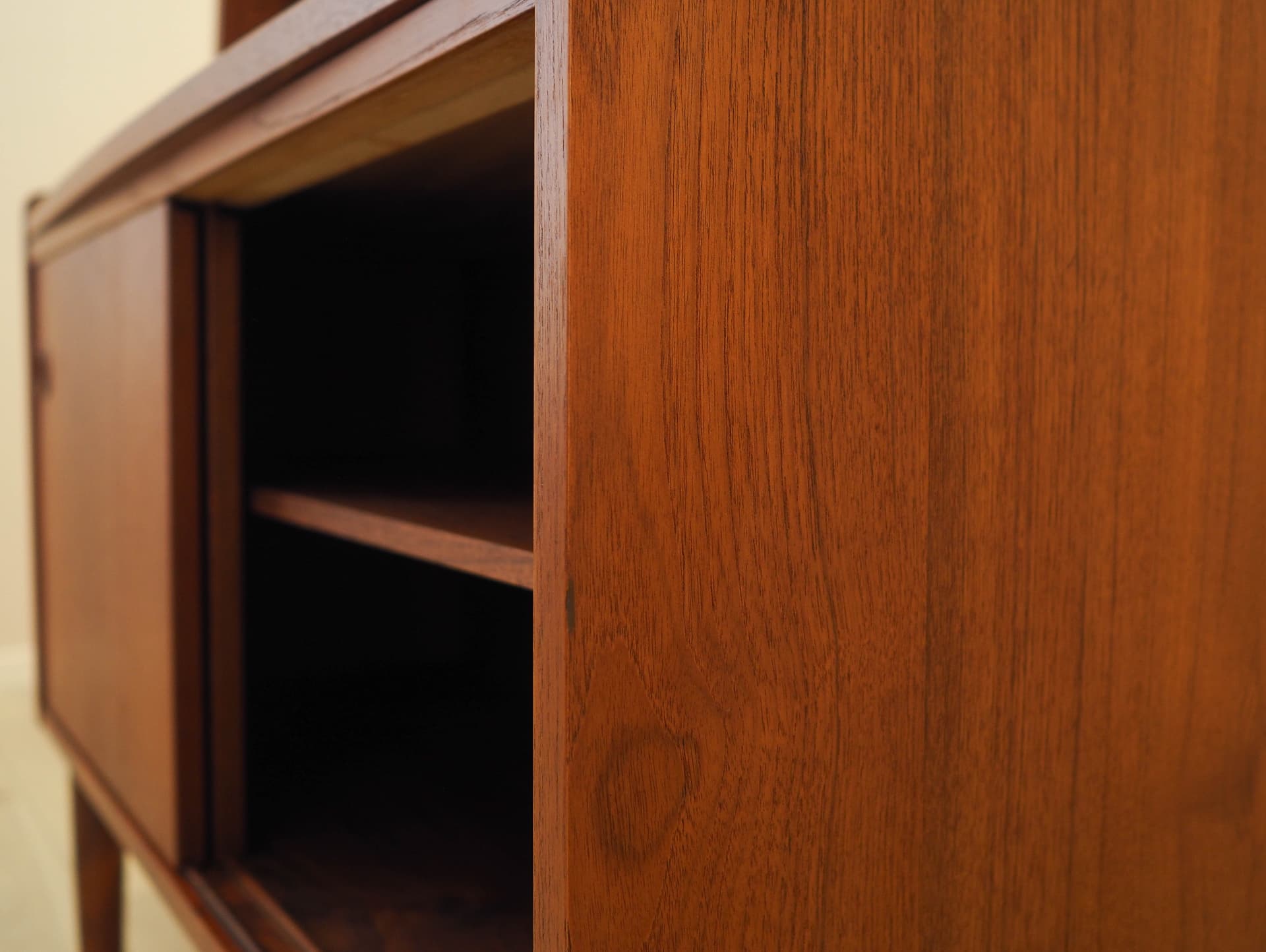 Biblioteczka, teak brązowy, proj. J. Sorth, Dania, lata 70. - 230628