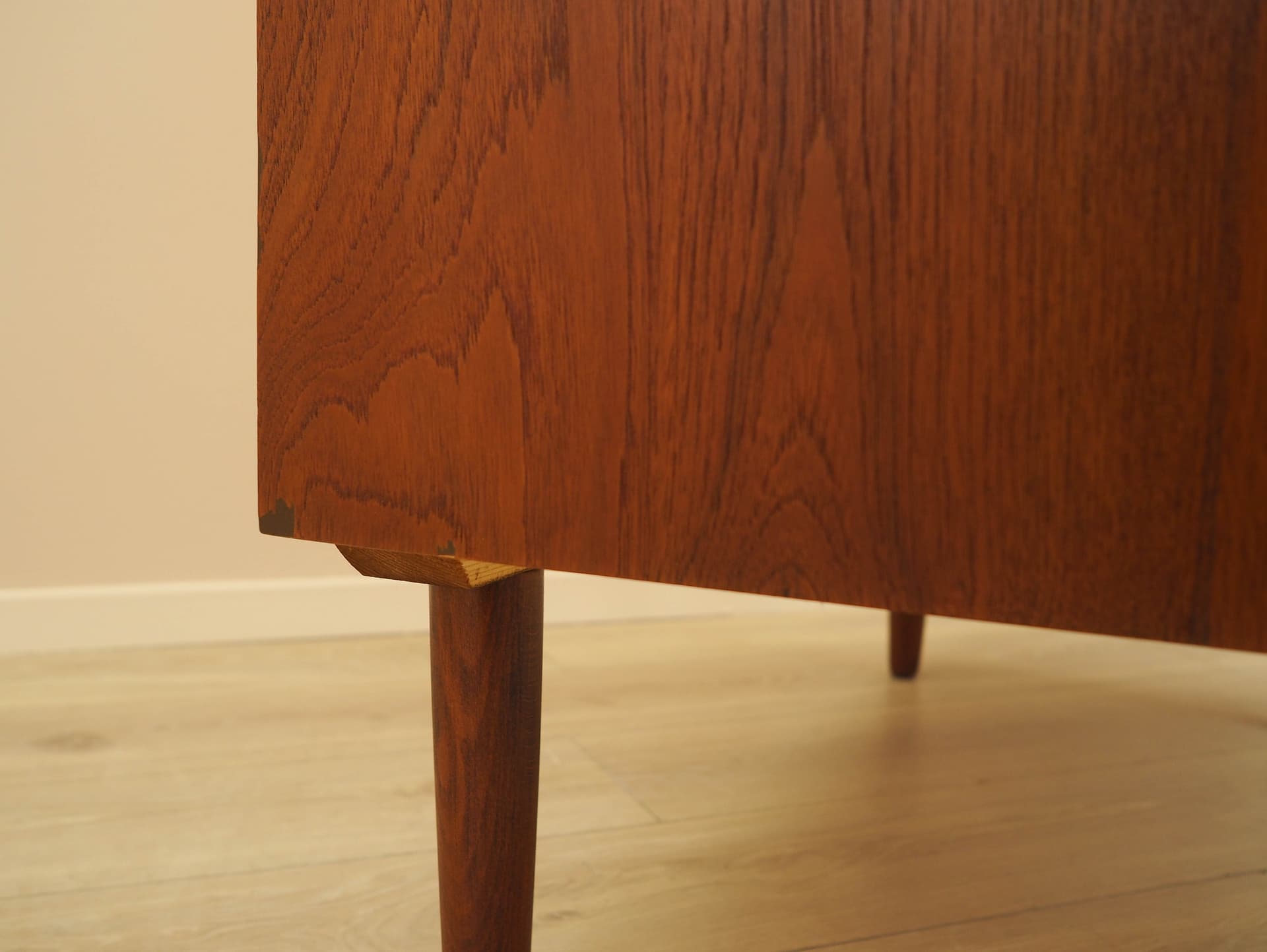 Biblioteczka, teak brązowy, proj. J. Sorth, Dania, lata 70. - 230623