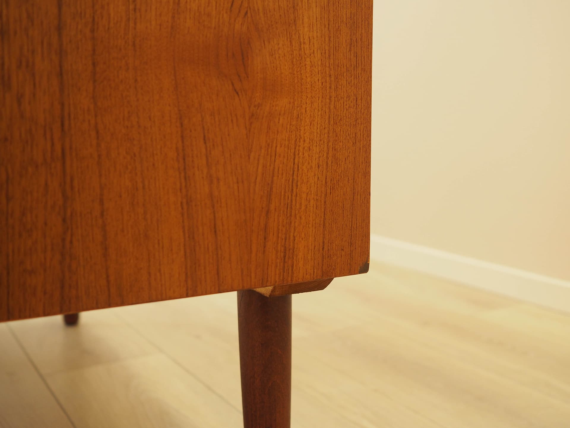 Biblioteczka, teak brązowy, proj. J. Sorth, Dania, lata 70. - 230627