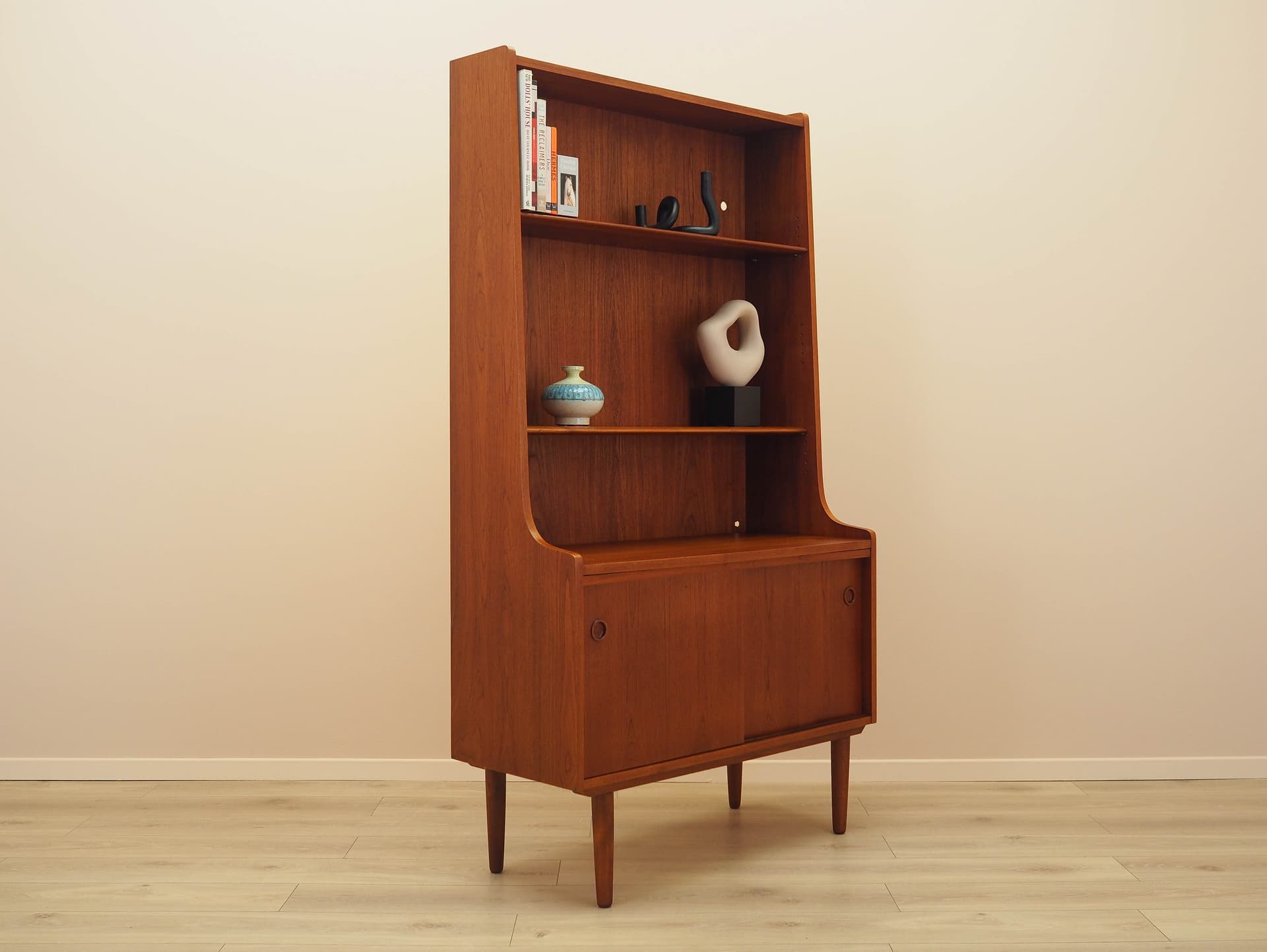 Biblioteczka, teak brązowy, proj. J. Sorth, Dania, lata 70. - 230617