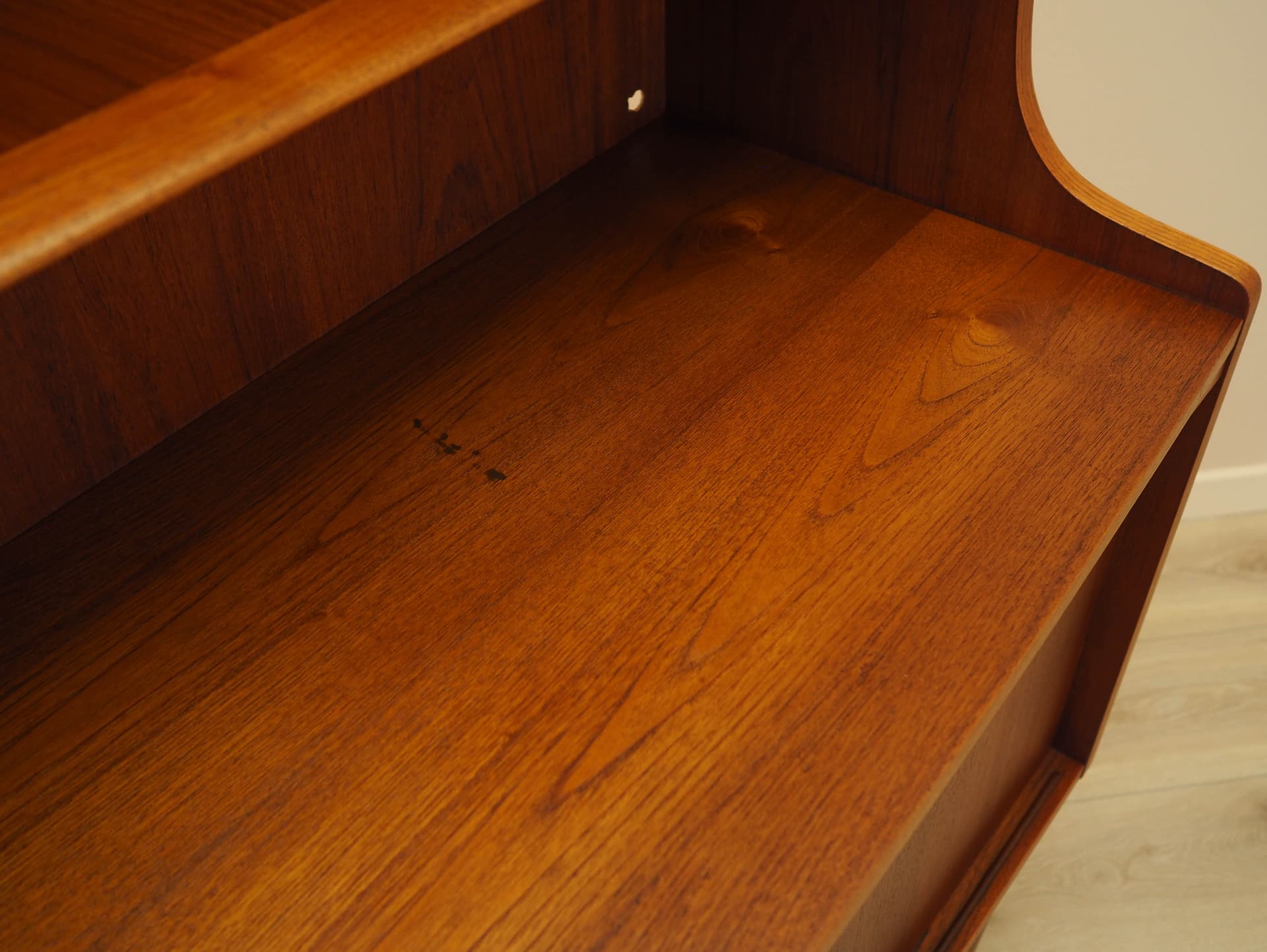 Biblioteczka, teak brązowy, proj. J. Sorth, Dania, lata 70. - 230620