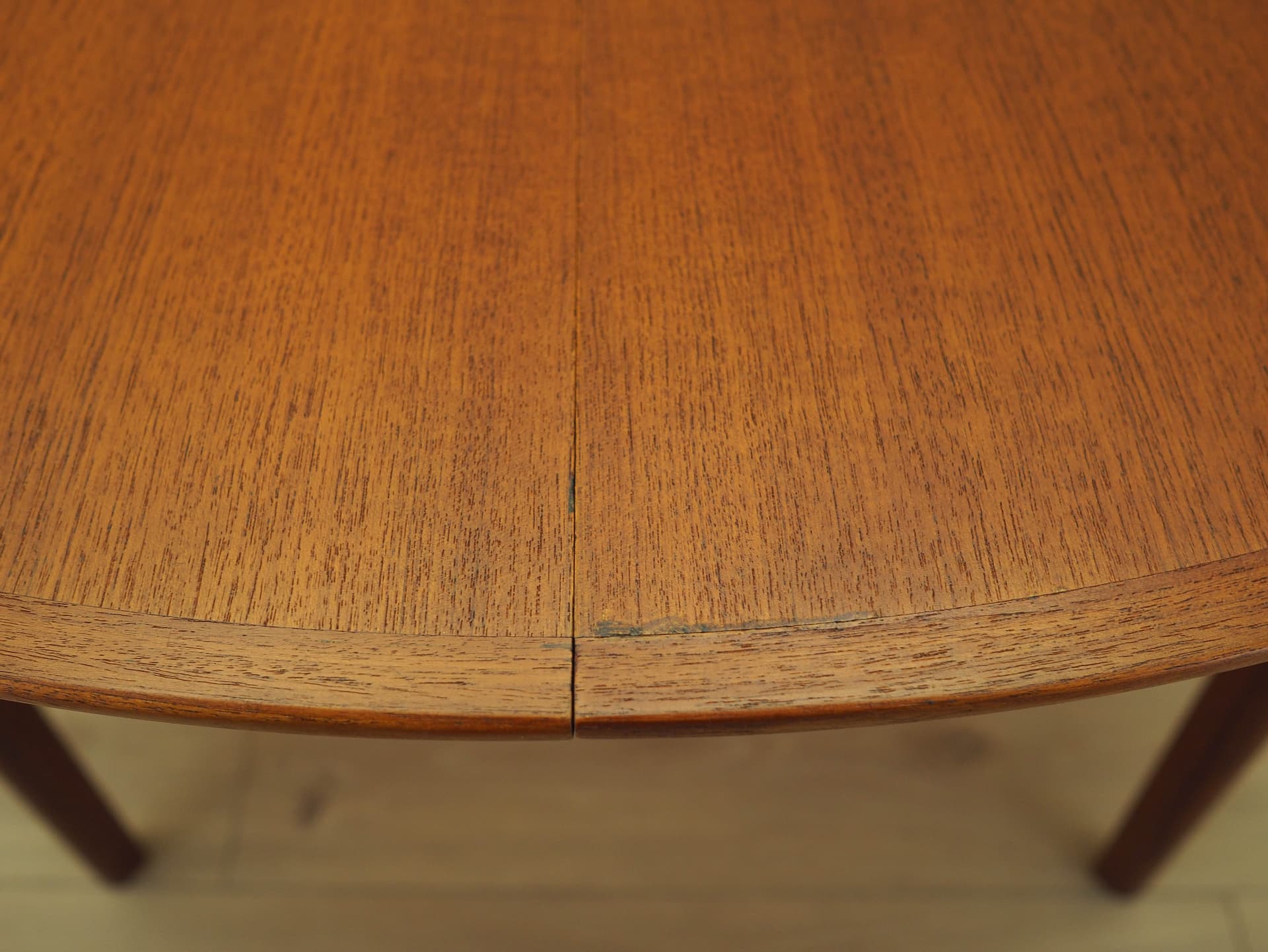 Stół okrągły, teak brązowy, proj. O. Hald, Dania, lata 60. - 230639