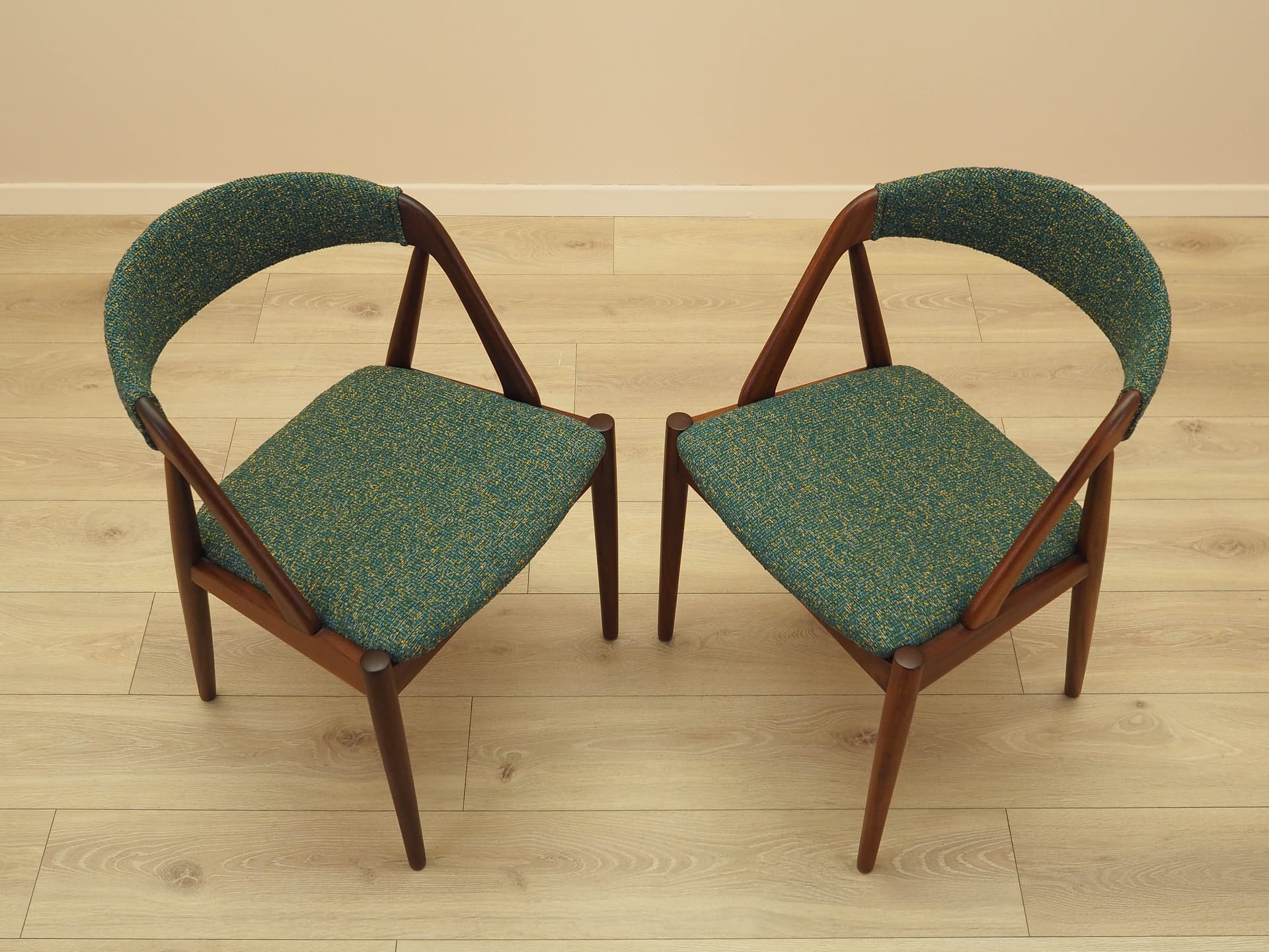 Komplet dwóch krzeseł, teak brązowy, tkanina zielona, proj. K. Kristiansen, Dania, lata 70. - 230649