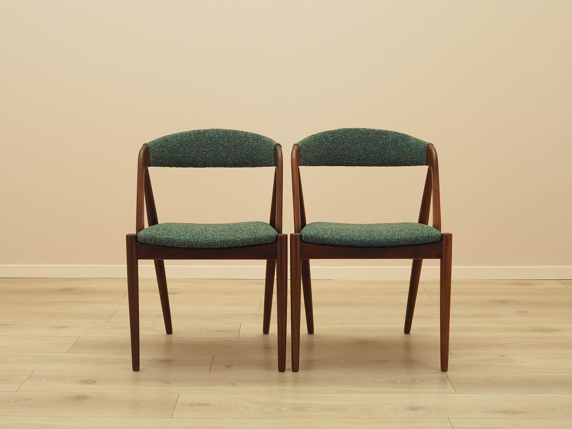 Komplet dwóch krzeseł, teak brązowy, tkanina zielona, proj. K. Kristiansen, Dania, lata 70. - 230646
