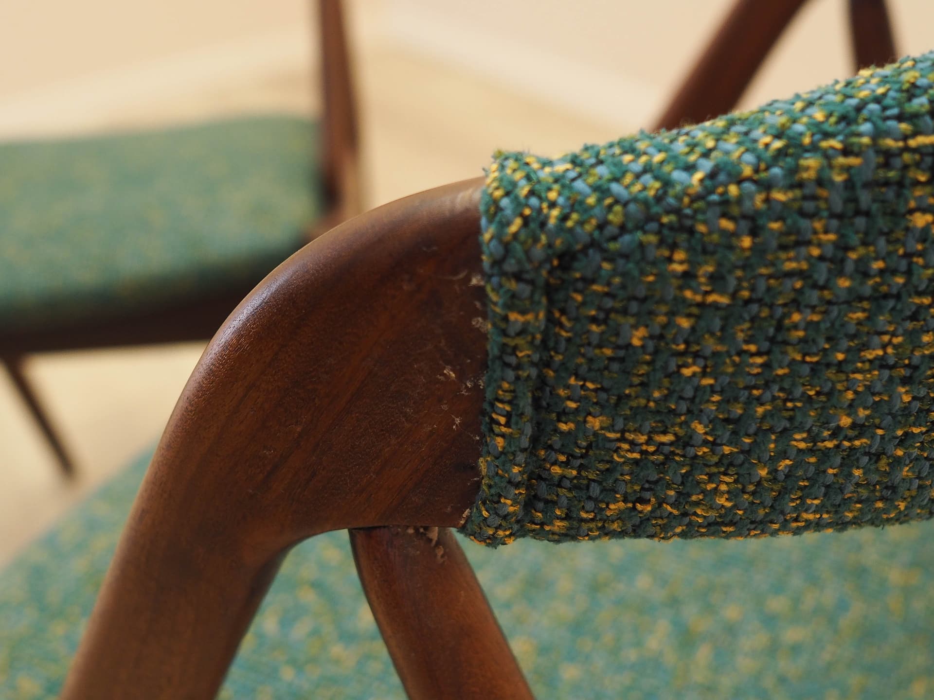 Komplet dwóch krzeseł, teak brązowy, tkanina zielona, proj. K. Kristiansen, Dania, lata 70. - 230650