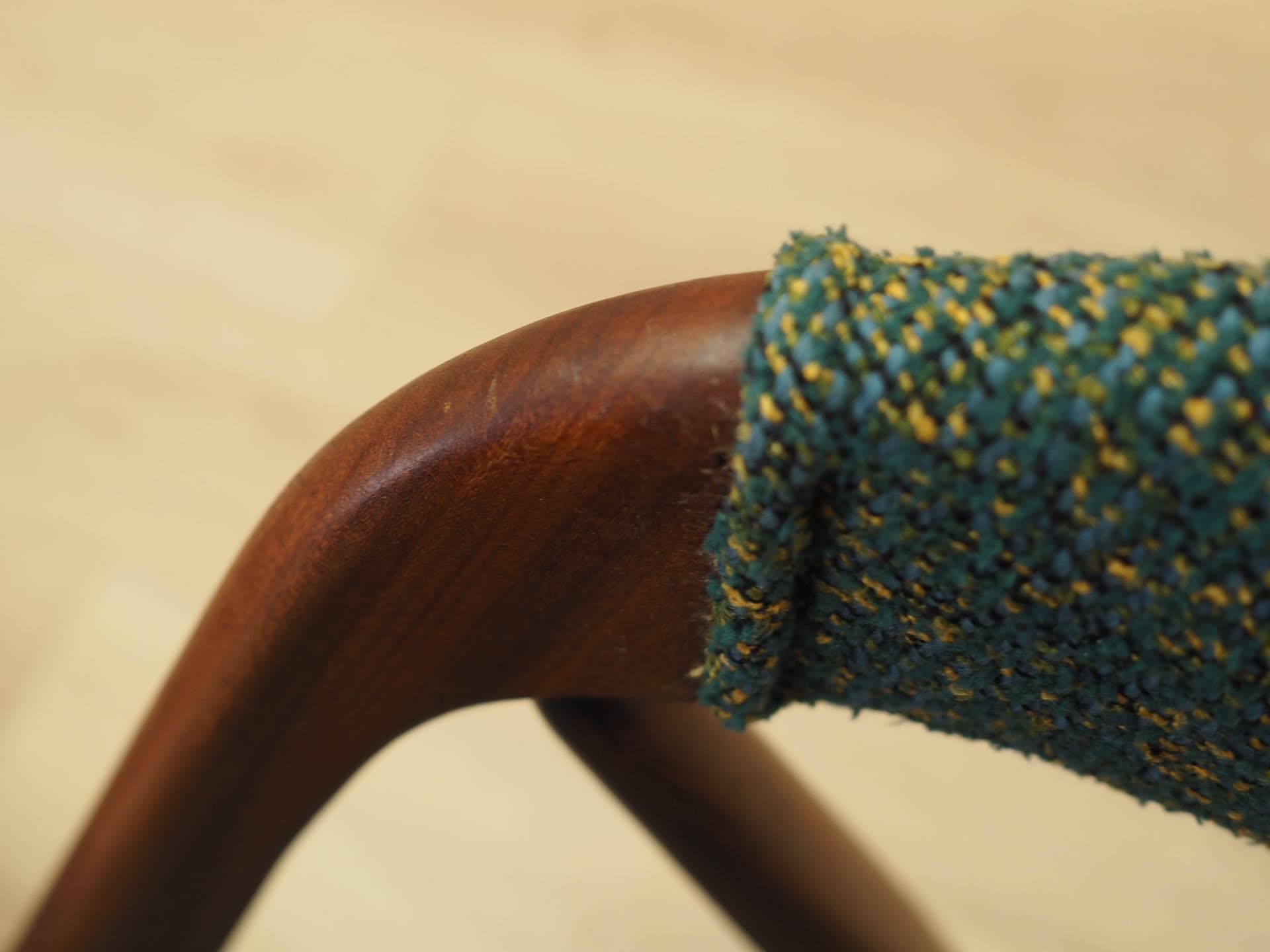 Komplet dwóch krzeseł, teak brązowy, tkanina zielona, proj. K. Kristiansen, Dania, lata 70. - 230651