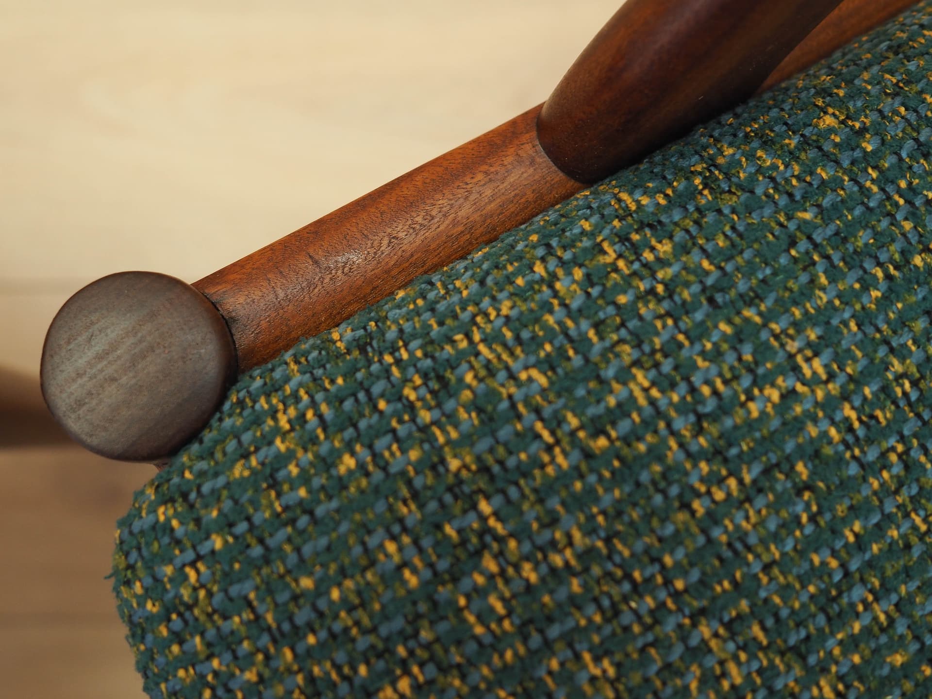 Komplet dwóch krzeseł, teak brązowy, tkanina zielona, proj. K. Kristiansen, Dania, lata 70. - 230652