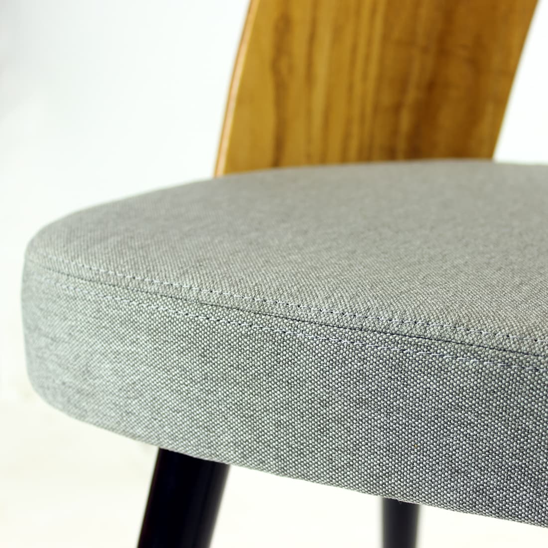 Zestaw czterech krzeseł Tatra, dąb miodowy, tkanina szara, proj. A. Suman, Tatra Nabytok, Czechy, lata 60. - 230896