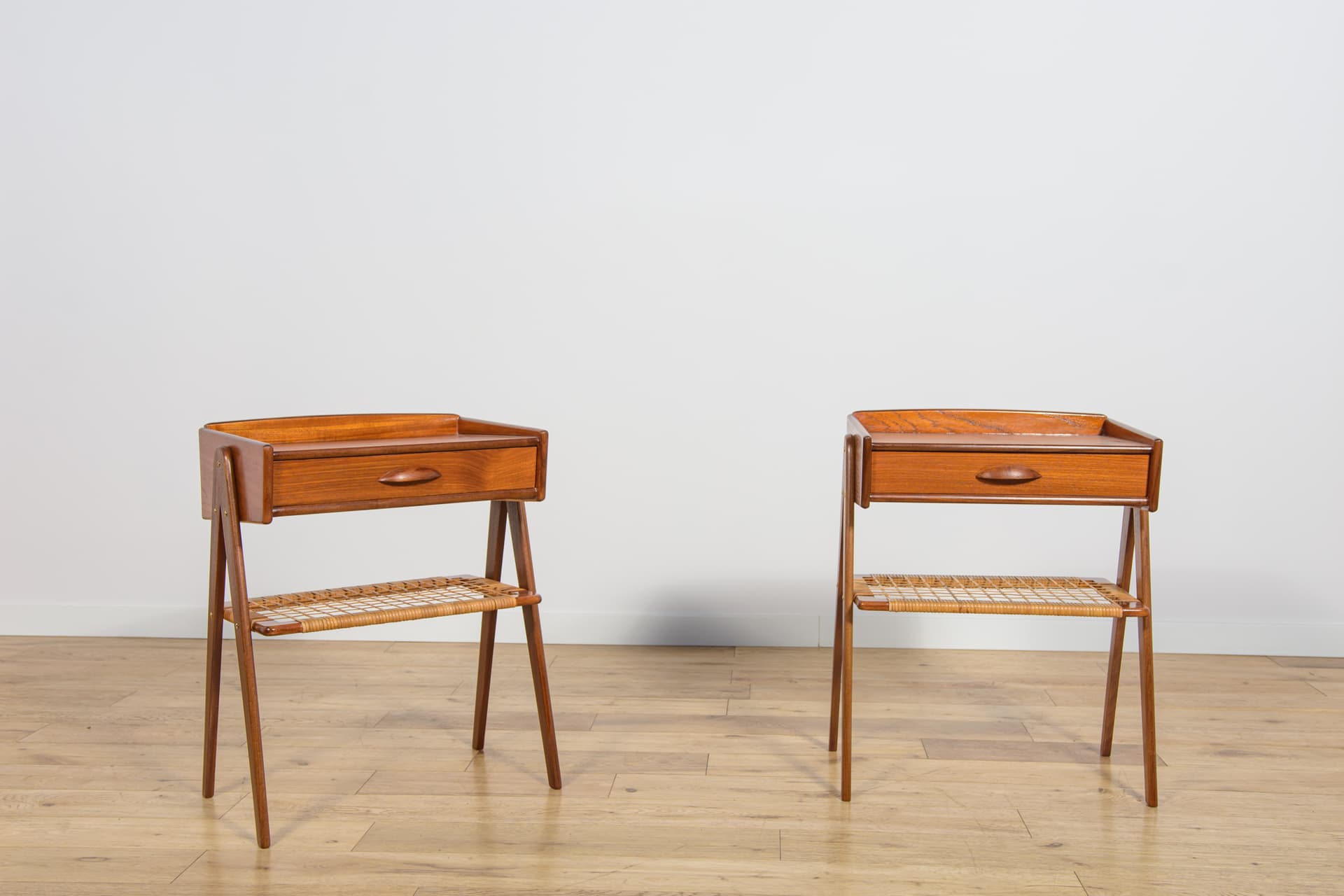 Para stolików nocnych, teak brązowy, rattan beżowy, proj. S. Rasmussen, Dania, lata 60. - 232001