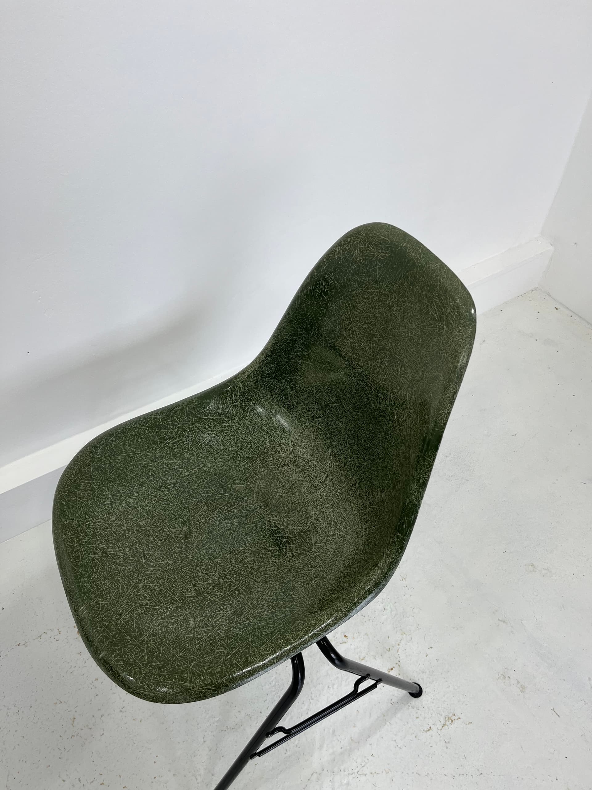 Komplet czterech krzeseł, włókno szklane zielone, stal czarna, proj. C. & R. Eames, Herman Miller, USA, lata 70. - 232023