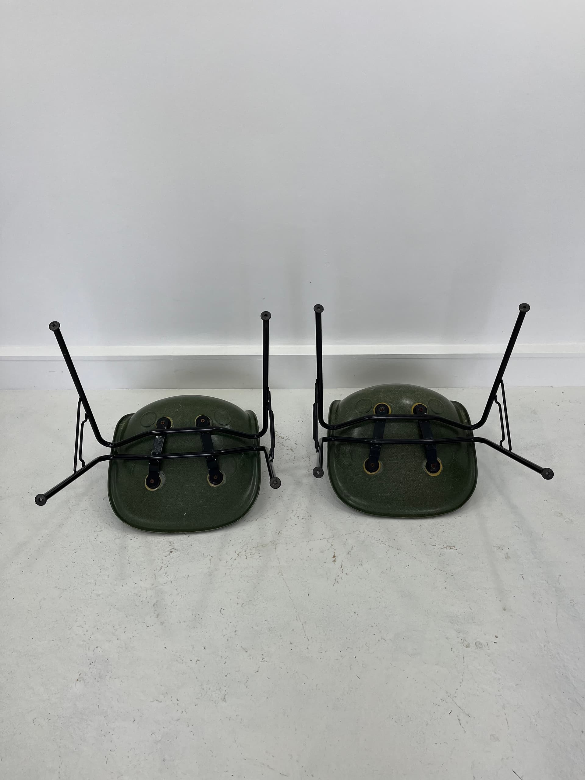 Komplet czterech krzeseł, włókno szklane zielone, stal czarna, proj. C. & R. Eames, Herman Miller, USA, lata 70. - 232024