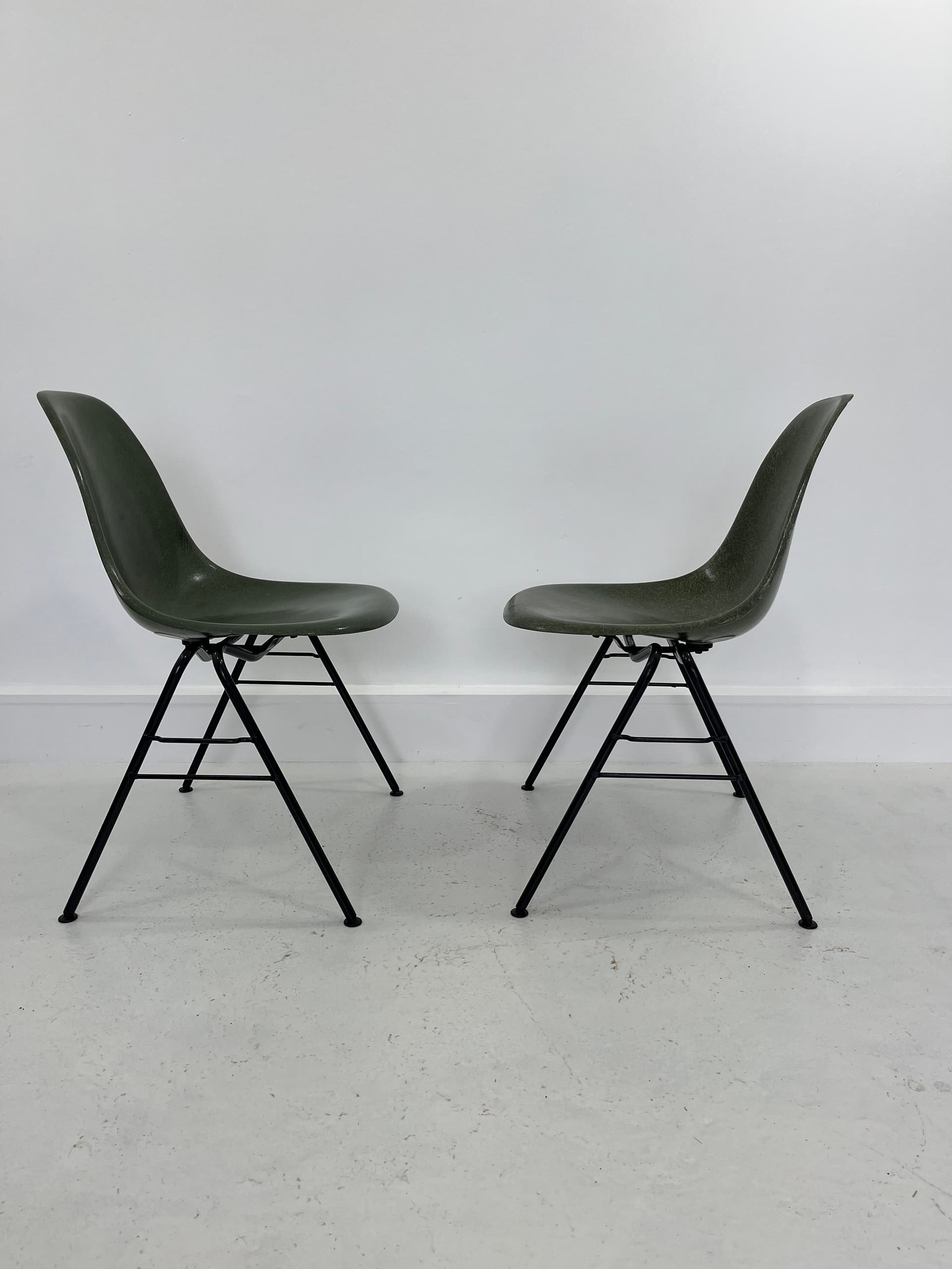 Komplet czterech krzeseł, włókno szklane zielone, stal czarna, proj. C. & R. Eames, Herman Miller, USA, lata 70. - 232019