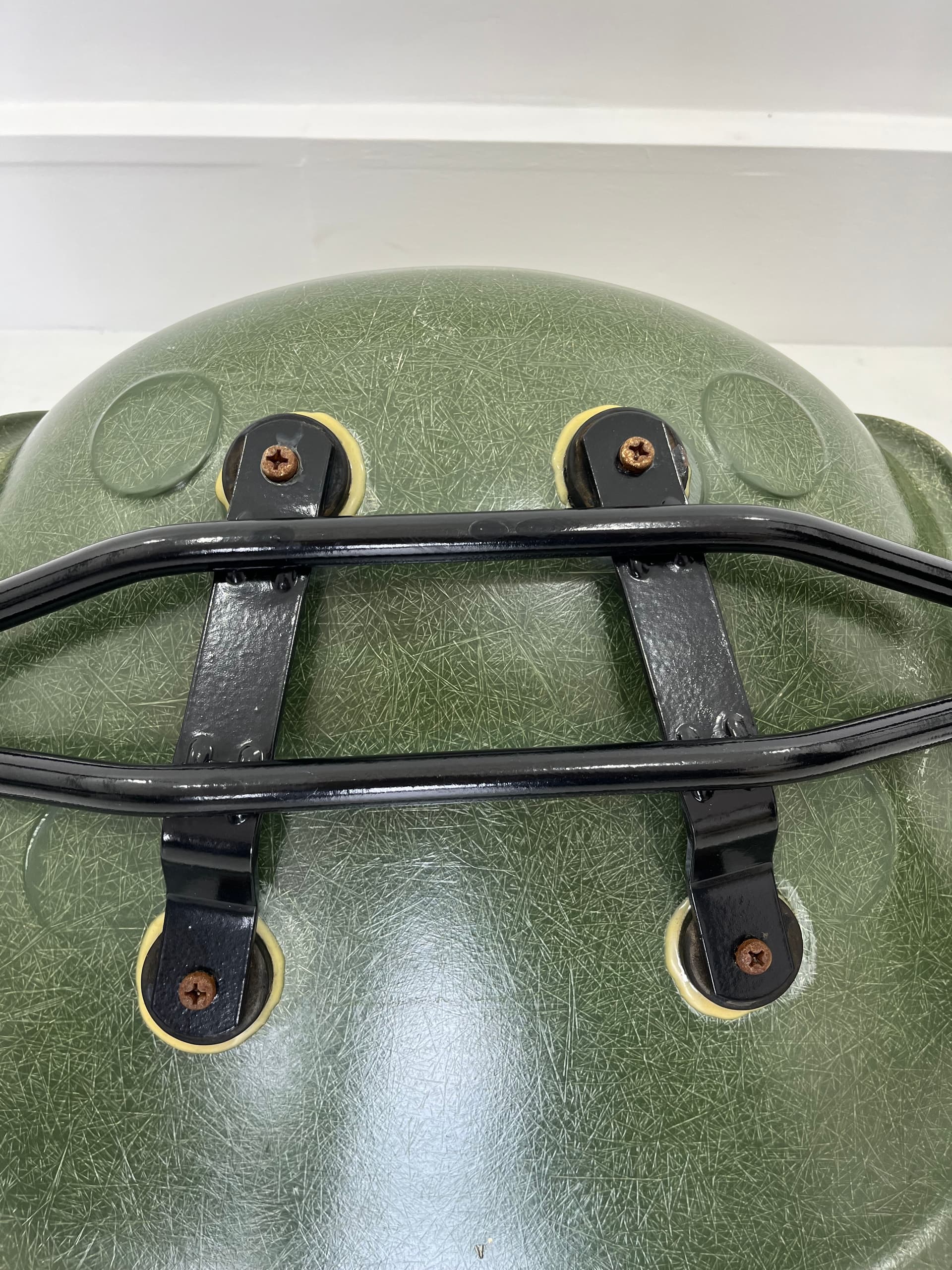 Komplet czterech krzeseł, włókno szklane zielone, stal czarna, proj. C. & R. Eames, Herman Miller, USA, lata 70. - 232026