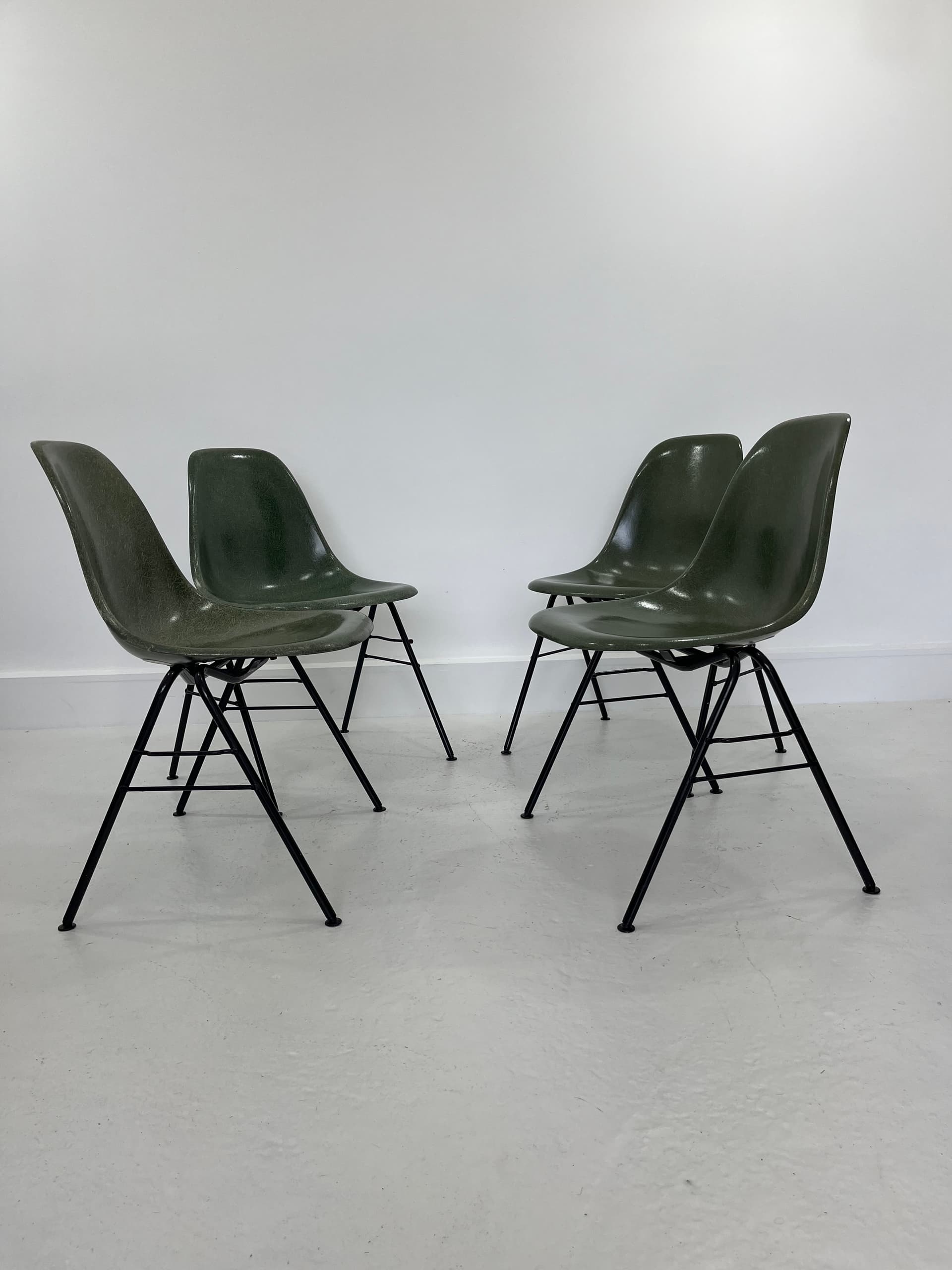 Komplet czterech krzeseł, włókno szklane zielone, stal czarna, proj. C. & R. Eames, Herman Miller, USA, lata 70. - 232017